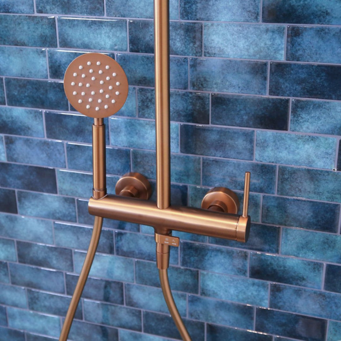 Aujourd'hui, on met en lumière l'une de nos plus belles, voire notre plus belle collection de colonnes de douche 🥰  La Lollipop II, au design moderne, est aussi pleine de fonctionnalités pratiques !   Sa fixation ajustable la rend idéale pour une rénovation, et il vous sera facile de la monter sur un perçage déjà existant auparavant 💪  Compatible avec tous les types de chaudières, cette colonne possède aussi des picots anticalcaires sur sa large pomme de tête et sur la douchette, qui rendent leur nettoyage bien + agréable 🧽  Et bien sûr, les raccords et rosaces vous sont fournis avec 😉  Retrouvez-la directement sur notre site web 💻  #essebagno #democratikdesign #douche #bathroomdesign #bathroomdecor #salledebain