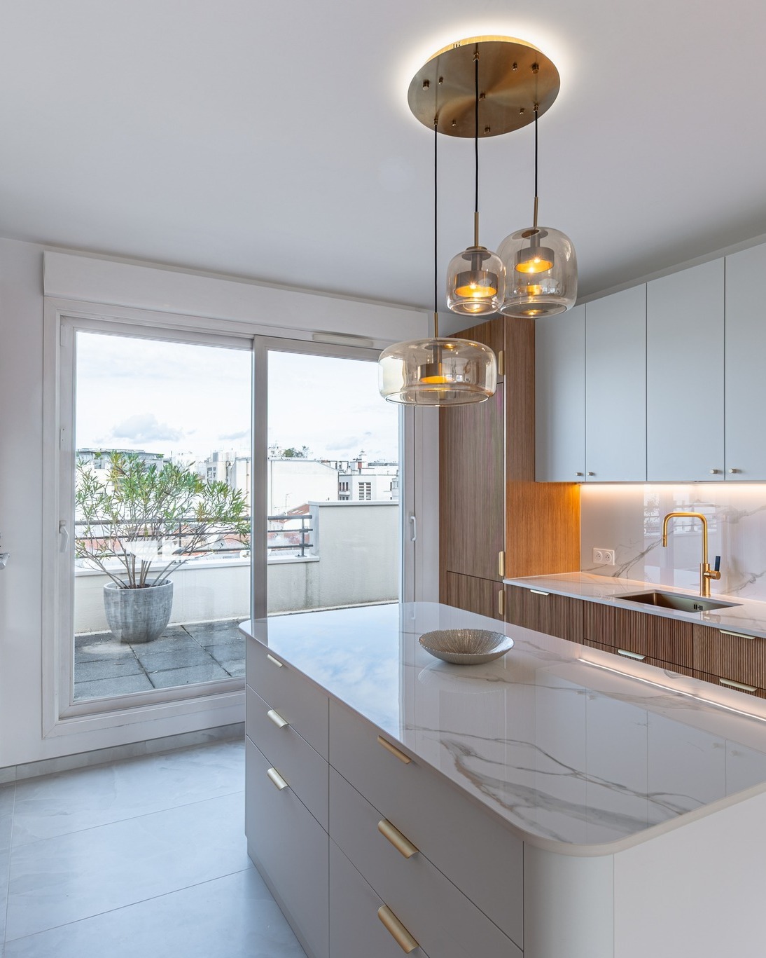 L'une de nos plus belles pièces, le mitigeur Luz, mise en valeur par at:originatelier 🤩  Encore une fois, nous avons un parfait exemple du bel assemblage entre le bois, l'or et le blanc qui offrent une superbe luminosité à toute la pièce ☀️  On apprécie beaucoup aussi le choix de la couleur marbrée au niveau des meubles de la cuisine, qui se marie très bien à tous les autres composants de la pièce 👏  #democratikdesign #essebagno #robinetterie #kitchendesign #kitchendecor #decorationinterieur