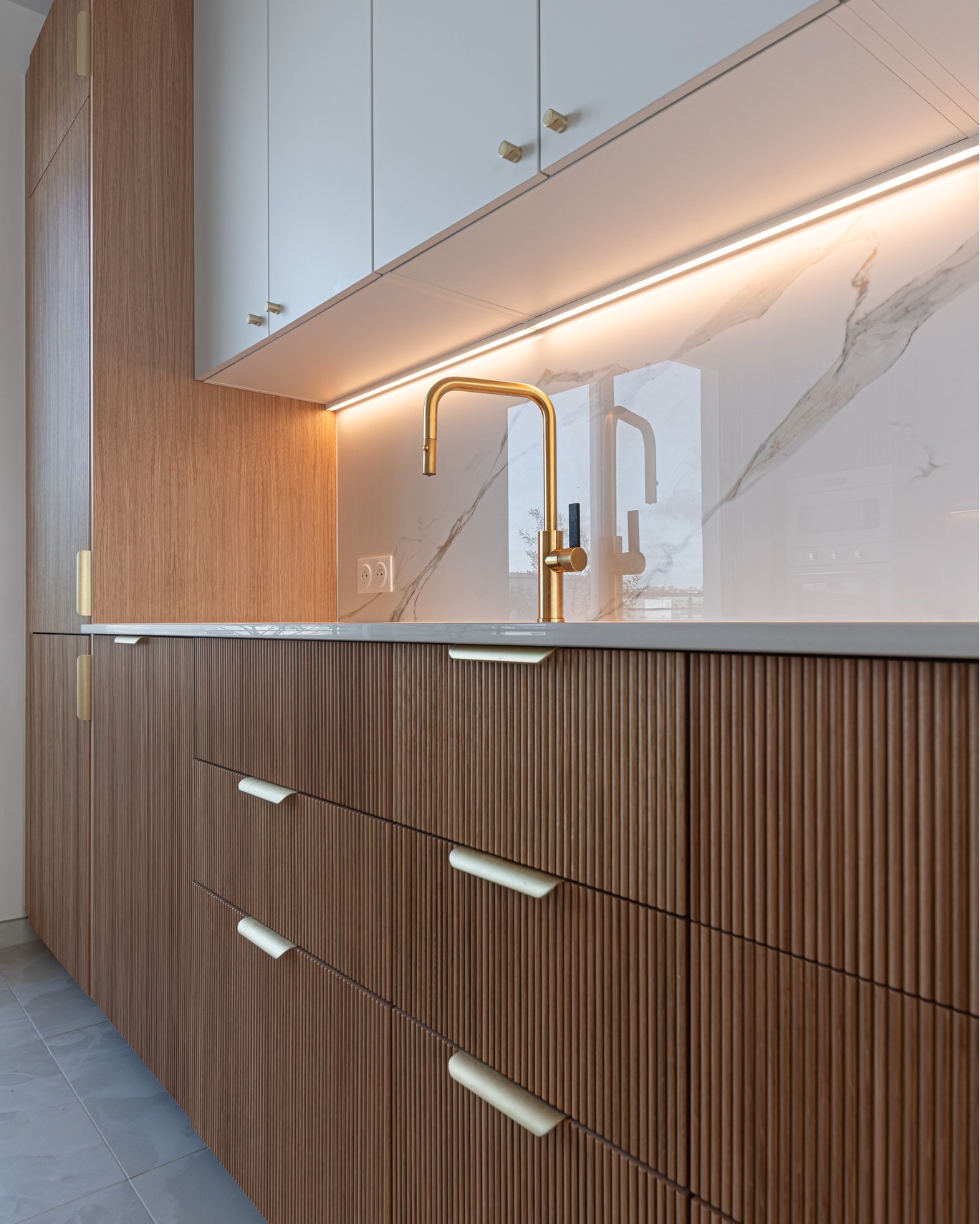 L'une de nos plus belles pièces, le mitigeur Luz, mise en valeur par at:originatelier 🤩  Encore une fois, nous avons un parfait exemple du bel assemblage entre le bois, l'or et le blanc qui offrent une superbe luminosité à toute la pièce ☀️  On apprécie beaucoup aussi le choix de la couleur marbrée au niveau des meubles de la cuisine, qui se marie très bien à tous les autres composants de la pièce 👏  #democratikdesign #essebagno #robinetterie #kitchendesign #kitchendecor #decorationinterieur