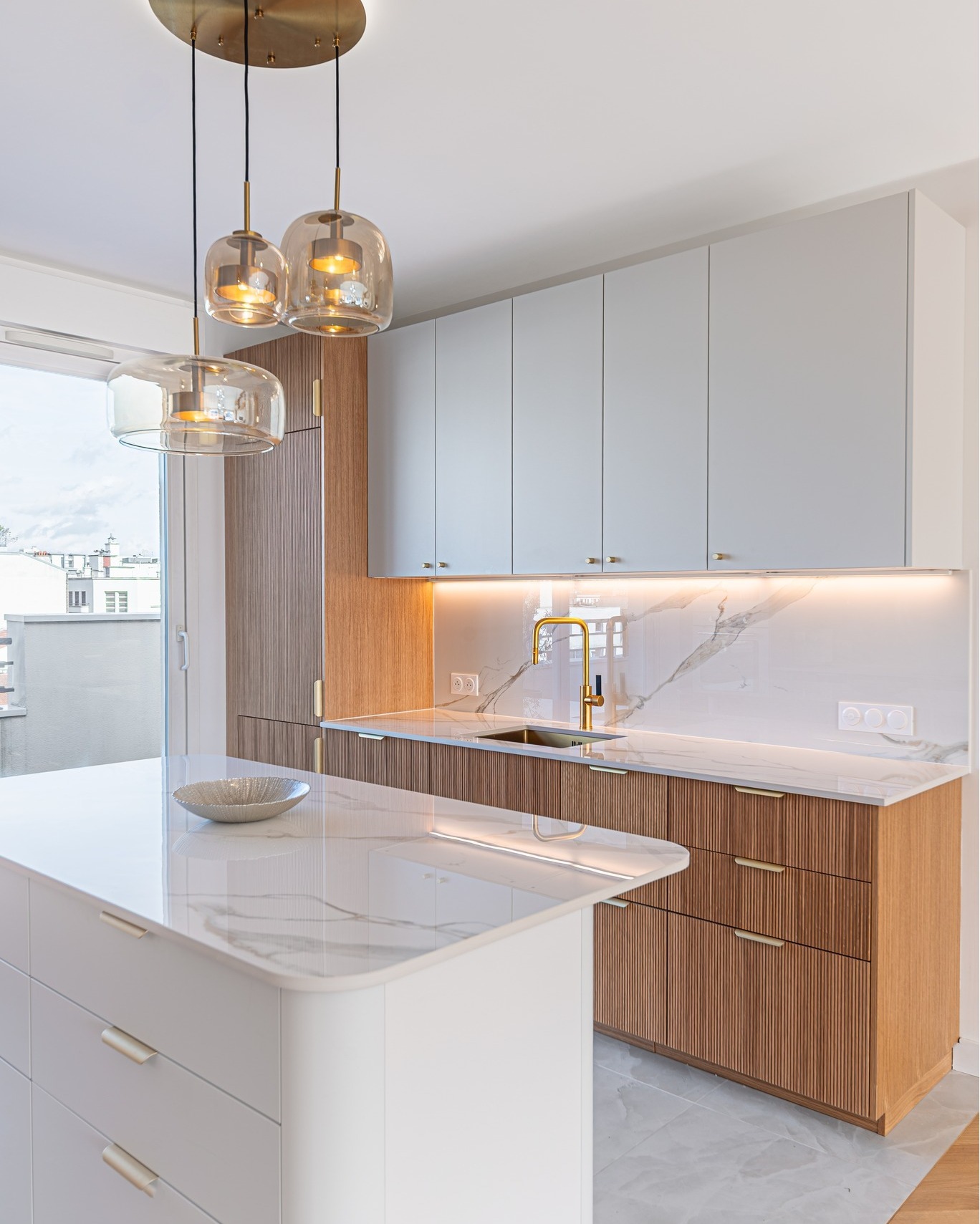 L'une de nos plus belles pièces, le mitigeur Luz, mise en valeur par at:originatelier 🤩  Encore une fois, nous avons un parfait exemple du bel assemblage entre le bois, l'or et le blanc qui offrent une superbe luminosité à toute la pièce ☀️  On apprécie beaucoup aussi le choix de la couleur marbrée au niveau des meubles de la cuisine, qui se marie très bien à tous les autres composants de la pièce 👏  #democratikdesign #essebagno #robinetterie #kitchendesign #kitchendecor #decorationinterieur