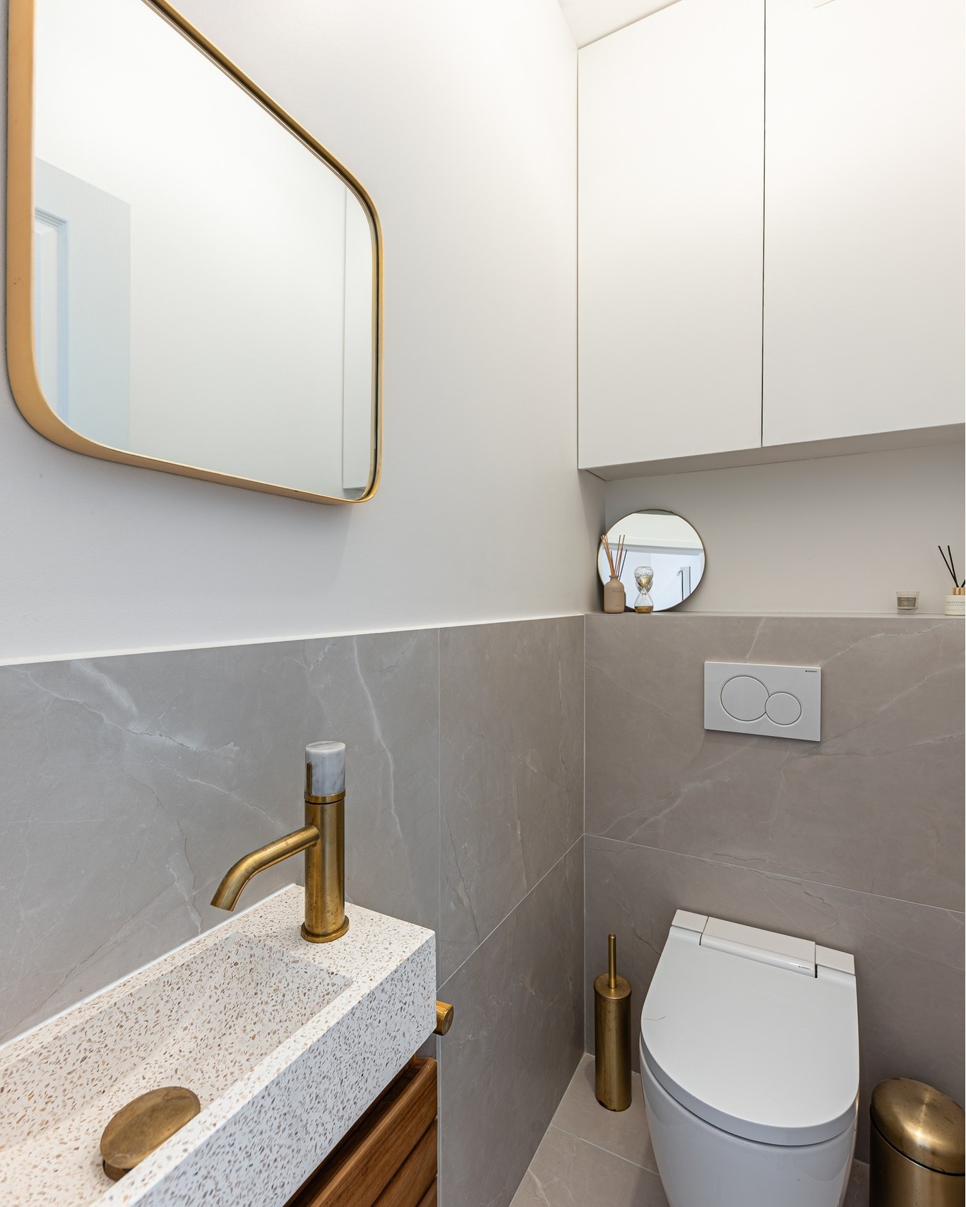 Quand le marbre, le bois et l’or brossé se rencontrent, la salle de bain devient une vraie pièce de caractère 🎊  Le marbre blanc apporte de la lumière, tandis que le meuble en bois réchauffe l’ensemble avec une touche très contemporaine 🤍  Au centre de cette composition, nos mitigeurs de lavabo Manopola en or brossé viennent capter la lumière et sublimer les vasques effet marbre ✨  On aime aussi le rappel du doré dans la robinetterie de douche et le miroir rétroéclairé qui agrandit visuellement l’espace ! ☀️  Un équilibre parfait entre matières naturelles, lignes douces et finitions élégantes pour une salle de bain aussi design qu’apaisante 🥰  Merci à at:originatelier de nous avoir identifiés sur sa superbe réalisation 🙏   #democratikdesign #essebagno #mitigeur #salledebain #bathroomdesign #bathroomdecor #decointerieur #renovationmaison #homedecor