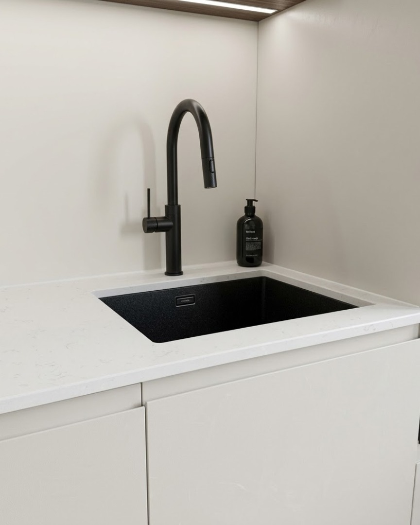 Une cuisine rénovée, baignée de lumière et pleine de contraste suite à l'association des meubles blancs et de la robinetterie noire 🖤  L'évier sous plan, associé du mitigeur Architek à douchette extractible, offre une magnifique combinaison sur ce beau plan de travail ! 💎  On remercie et félicite chaleureusement at:iris_home2.1 pour cette belle réalisation et on leur souhaite bonne chance pour leurs futurs chantiers 👏  Une cuisine simple, lumineuse, épurée et pratique comme on les aime 🥰  #democratikdesign #essebagno #cuisine #kitchenrenovation #robinetterie #faucet #sink