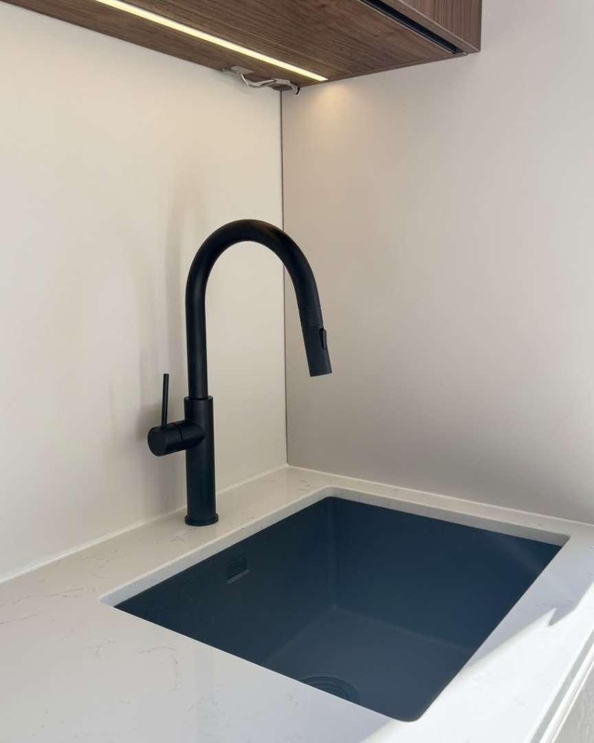 Une cuisine rénovée, baignée de lumière et pleine de contraste suite à l'association des meubles blancs et de la robinetterie noire 🖤  L'évier sous plan, associé du mitigeur Architek à douchette extractible, offre une magnifique combinaison sur ce beau plan de travail ! 💎  On remercie et félicite chaleureusement at:iris_home2.1 pour cette belle réalisation et on leur souhaite bonne chance pour leurs futurs chantiers 👏  Une cuisine simple, lumineuse, épurée et pratique comme on les aime 🥰  #democratikdesign #essebagno #cuisine #kitchenrenovation #robinetterie #faucet #sink