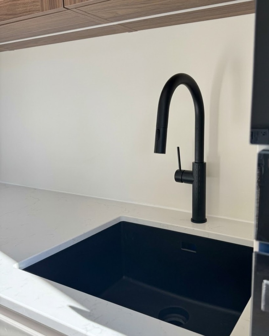 Une cuisine rénovée, baignée de lumière et pleine de contraste suite à l'association des meubles blancs et de la robinetterie noire 🖤  L'évier sous plan, associé du mitigeur Architek à douchette extractible, offre une magnifique combinaison sur ce beau plan de travail ! 💎  On remercie et félicite chaleureusement at:iris_home2.1 pour cette belle réalisation et on leur souhaite bonne chance pour leurs futurs chantiers 👏  Une cuisine simple, lumineuse, épurée et pratique comme on les aime 🥰  #democratikdesign #essebagno #cuisine #kitchenrenovation #robinetterie #faucet #sink