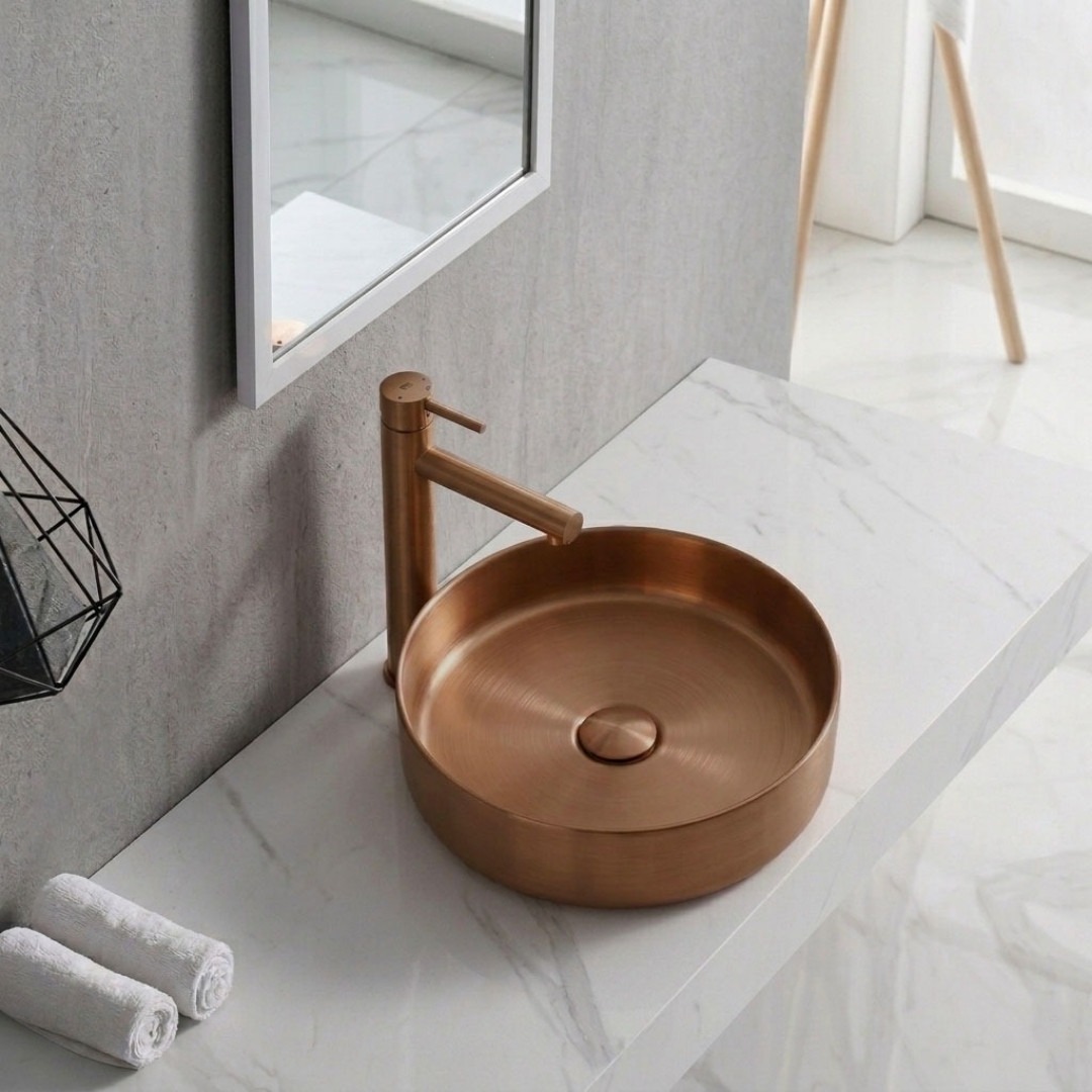 Faites place à la vasque ronde en inox à poser Essenox, qui apportera une touche chaleureuse et élégante à votre salle de bain ! ⭐  Avec son design moderne et ses 4 finitions différentes (or et cuivre brossé, noir, chrome), elle apporte un vrai + au niveau du caractère et du raffinement de votre espace ! ✨  Robuste et facile à entretenir, elle est parfaite pour une installation simple et un usage confortable au quotidien 🙌  Retrouvez ces 4 vasques directement sur notre site 💻  #democratikdesign #essebagno #newlaunch #bathroomdecor #bathroomdesign #lavabo #robinetterie #salledebain