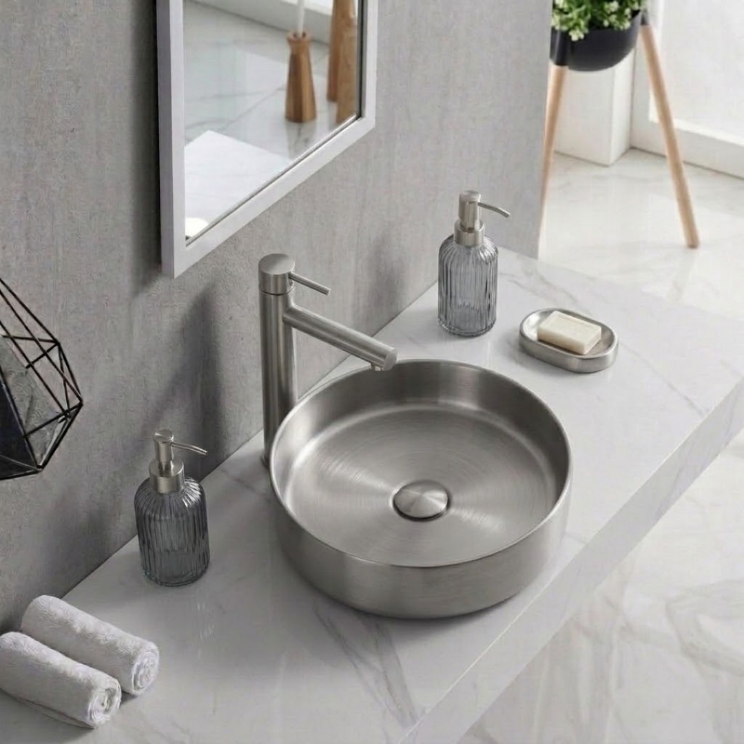Faites place à la vasque ronde en inox à poser Essenox, qui apportera une touche chaleureuse et élégante à votre salle de bain ! ⭐  Avec son design moderne et ses 4 finitions différentes (or et cuivre brossé, noir, chrome), elle apporte un vrai + au niveau du caractère et du raffinement de votre espace ! ✨  Robuste et facile à entretenir, elle est parfaite pour une installation simple et un usage confortable au quotidien 🙌  Retrouvez ces 4 vasques directement sur notre site 💻  #democratikdesign #essebagno #newlaunch #bathroomdecor #bathroomdesign #lavabo #robinetterie #salledebain
