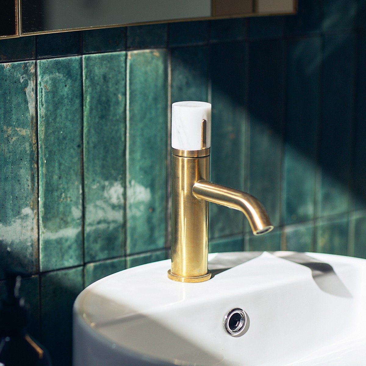 Avec son esprit à la fois vintage et contemporain, le mitigeur de lavabo Manopola a tous les ingrédients pour devenir la future star de votre salle de bain 📸  Ce mitigeur associe l'or brossé au marbre blanc pour un look très design et déco ! ☀️  Il est à la fois disponible en version basse et haute, ainsi que dans 3 autres couleurs : le cuivre, le noir et le gris gun métal 🩶  En + d'être livré avec sa bonde de vidage pop-up ultra pratique, vous pouvez aussi l'installer en 2 minutes chrono grâce à son kit de fixation facile sans outil 🛠️  Le Manopola est aussi à la pointe de la technologie et de l'écologie ! Avec lui, vous pouvez profiter d'un aérateur anticalcaire ainsi que d'un système d'économie d'eau 😍  Retrouvez le dans toutes ses versions, directement sur notre site web 💻  #democratikdesign #essebagno #robinetterie #mitigeur #homedeco #housedecor  #faucet #bathroomdecor #newproduct