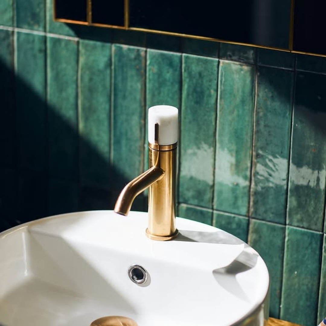 Avec son esprit à la fois vintage et contemporain, le mitigeur de lavabo Manopola a tous les ingrédients pour devenir la future star de votre salle de bain 📸  Ce mitigeur associe l'or brossé au marbre blanc pour un look très design et déco ! ☀️  Il est à la fois disponible en version basse et haute, ainsi que dans 3 autres couleurs : le cuivre, le noir et le gris gun métal 🩶  En + d'être livré avec sa bonde de vidage pop-up ultra pratique, vous pouvez aussi l'installer en 2 minutes chrono grâce à son kit de fixation facile sans outil 🛠️  Le Manopola est aussi à la pointe de la technologie et de l'écologie ! Avec lui, vous pouvez profiter d'un aérateur anticalcaire ainsi que d'un système d'économie d'eau 😍  Retrouvez le dans toutes ses versions, directement sur notre site web 💻  #democratikdesign #essebagno #robinetterie #mitigeur #homedeco #housedecor  #faucet #bathroomdecor #newproduct
