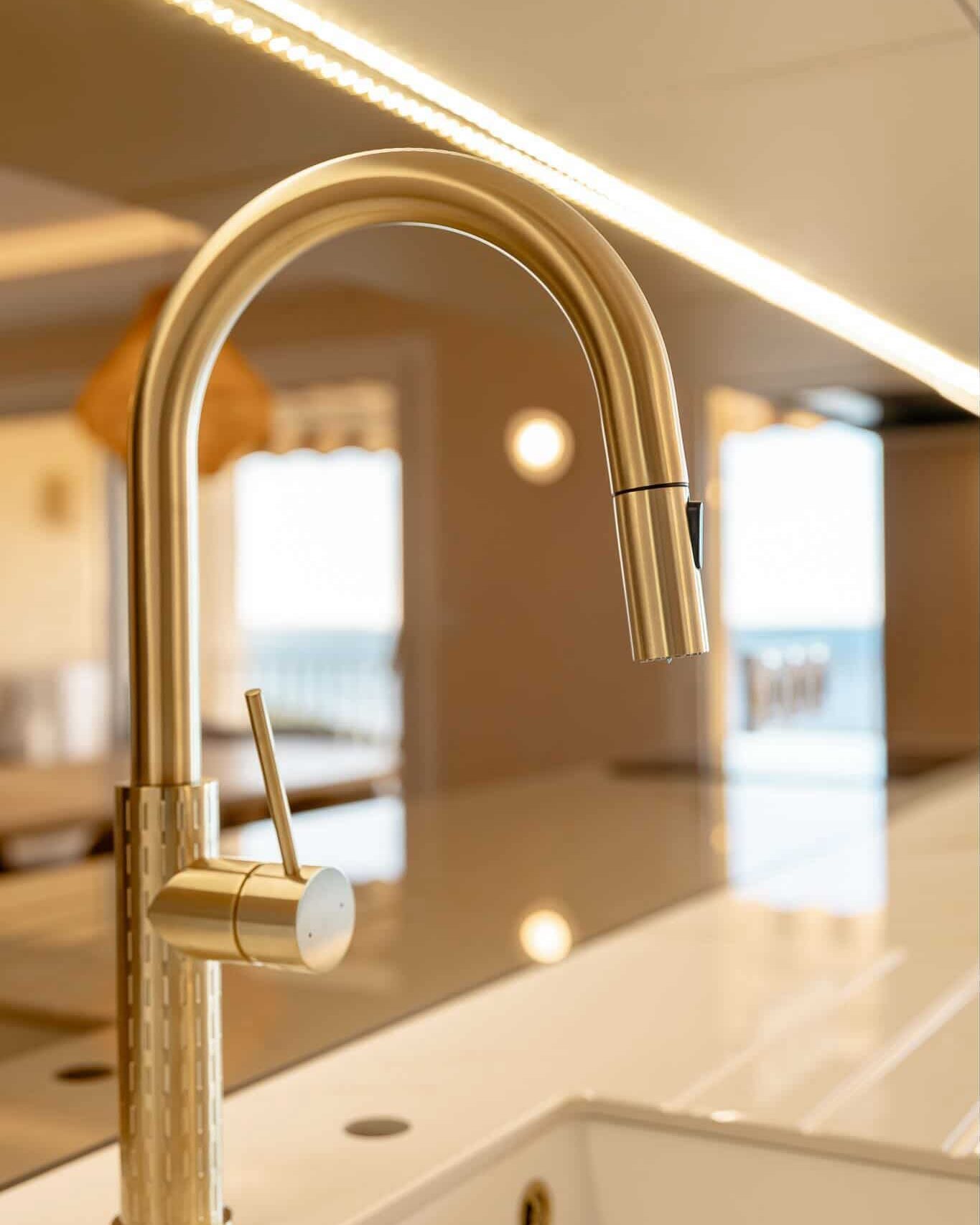 Une luminosité exceptionnelle pour une cuisine exceptionnelle ! 🪄  On adore l’association du bois clair et des détails dorés qui réchauffent l’ambiance, dans une pièce que l'on adorerait tous avoir 😍  Le détail qui fait la différence : le mitigeur Architek à douchette extractible, dont la finition or brossé capte magnifiquement la lumière naturelle 💛  On remercie énormément l'architecte at:ad_design_melaniefortoul et la photographe at:marionpautrat.photography pour cette sublime réalisation 😊  Envie de transformer votre cuisine en un espace aussi lumineux ? Découvrez toute notre collection sur notre site ! 💻  #democratikdesign #essebagno #robinetterie #kitcheninspiration #homedeco #faucet #mitigeur #housedecor