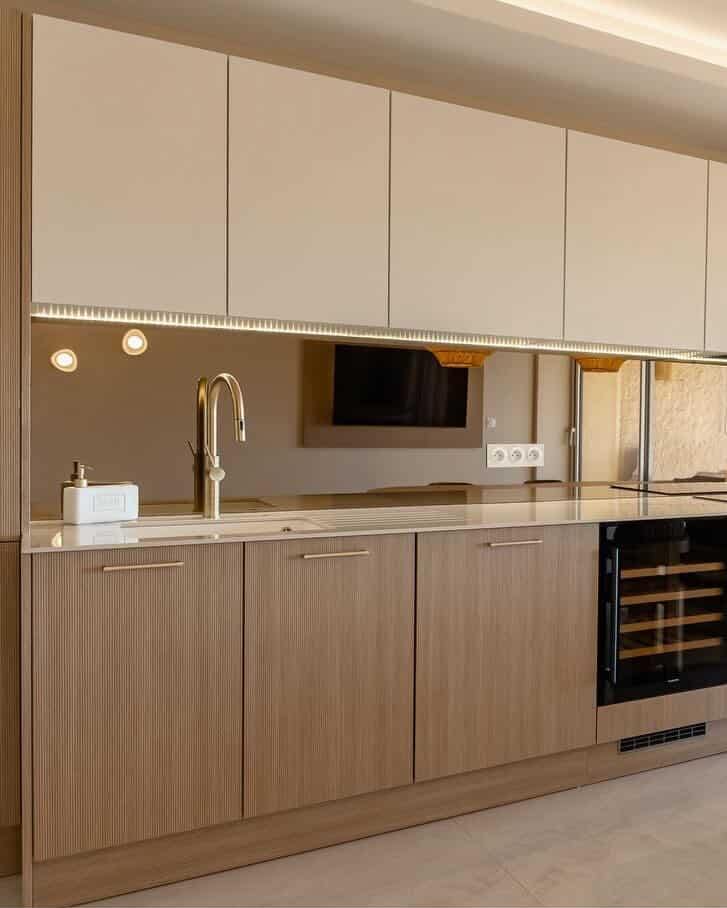 Une luminosité exceptionnelle pour une cuisine exceptionnelle ! 🪄  On adore l’association du bois clair et des détails dorés qui réchauffent l’ambiance, dans une pièce que l'on adorerait tous avoir 😍  Le détail qui fait la différence : le mitigeur Architek à douchette extractible, dont la finition or brossé capte magnifiquement la lumière naturelle 💛  On remercie énormément l'architecte at:ad_design_melaniefortoul et la photographe at:marionpautrat.photography pour cette sublime réalisation 😊  Envie de transformer votre cuisine en un espace aussi lumineux ? Découvrez toute notre collection sur notre site ! 💻  #democratikdesign #essebagno #robinetterie #kitcheninspiration #homedeco #faucet #mitigeur #housedecor