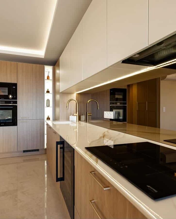 Une luminosité exceptionnelle pour une cuisine exceptionnelle ! 🪄  On adore l’association du bois clair et des détails dorés qui réchauffent l’ambiance, dans une pièce que l'on adorerait tous avoir 😍  Le détail qui fait la différence : le mitigeur Architek à douchette extractible, dont la finition or brossé capte magnifiquement la lumière naturelle 💛  On remercie énormément l'architecte at:ad_design_melaniefortoul et la photographe at:marionpautrat.photography pour cette sublime réalisation 😊  Envie de transformer votre cuisine en un espace aussi lumineux ? Découvrez toute notre collection sur notre site ! 💻  #democratikdesign #essebagno #robinetterie #kitcheninspiration #homedeco #faucet #mitigeur #housedecor