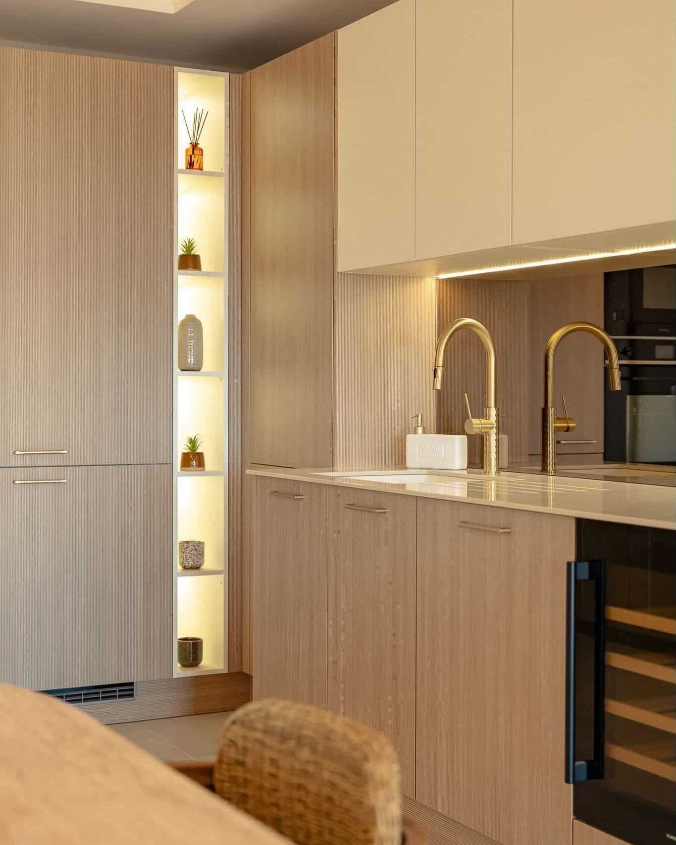 Une luminosité exceptionnelle pour une cuisine exceptionnelle ! 🪄  On adore l’association du bois clair et des détails dorés qui réchauffent l’ambiance, dans une pièce que l'on adorerait tous avoir 😍  Le détail qui fait la différence : le mitigeur Architek à douchette extractible, dont la finition or brossé capte magnifiquement la lumière naturelle 💛  On remercie énormément l'architecte at:ad_design_melaniefortoul et la photographe at:marionpautrat.photography pour cette sublime réalisation 😊  Envie de transformer votre cuisine en un espace aussi lumineux ? Découvrez toute notre collection sur notre site ! 💻  #democratikdesign #essebagno #robinetterie #kitcheninspiration #homedeco #faucet #mitigeur #housedecor