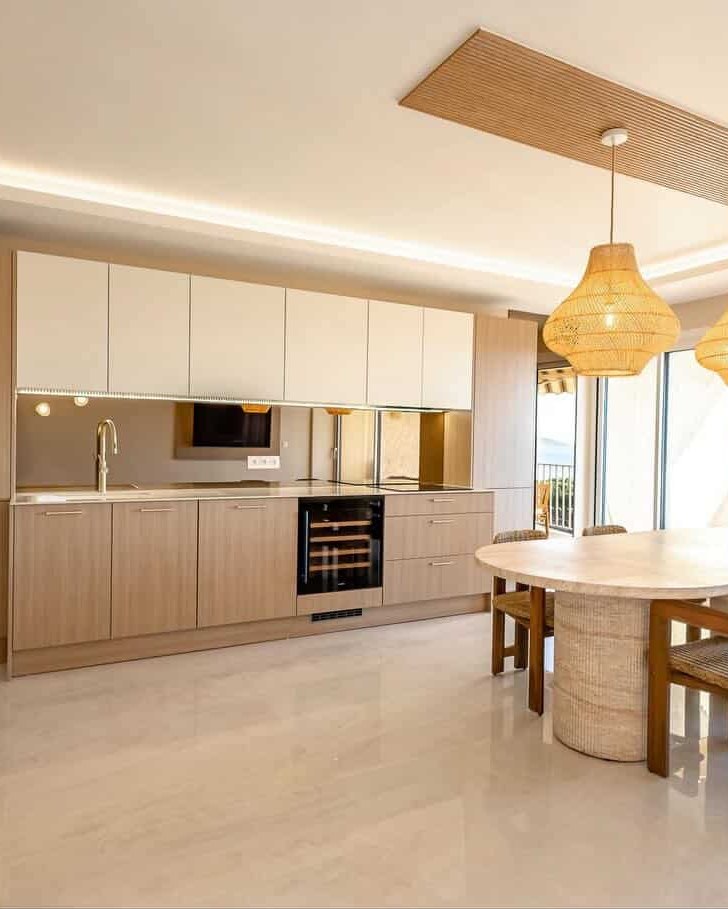 Une luminosité exceptionnelle pour une cuisine exceptionnelle ! 🪄  On adore l’association du bois clair et des détails dorés qui réchauffent l’ambiance, dans une pièce que l'on adorerait tous avoir 😍  Le détail qui fait la différence : le mitigeur Architek à douchette extractible, dont la finition or brossé capte magnifiquement la lumière naturelle 💛  On remercie énormément l'architecte at:ad_design_melaniefortoul et la photographe at:marionpautrat.photography pour cette sublime réalisation 😊  Envie de transformer votre cuisine en un espace aussi lumineux ? Découvrez toute notre collection sur notre site ! 💻  #democratikdesign #essebagno #robinetterie #kitcheninspiration #homedeco #faucet #mitigeur #housedecor