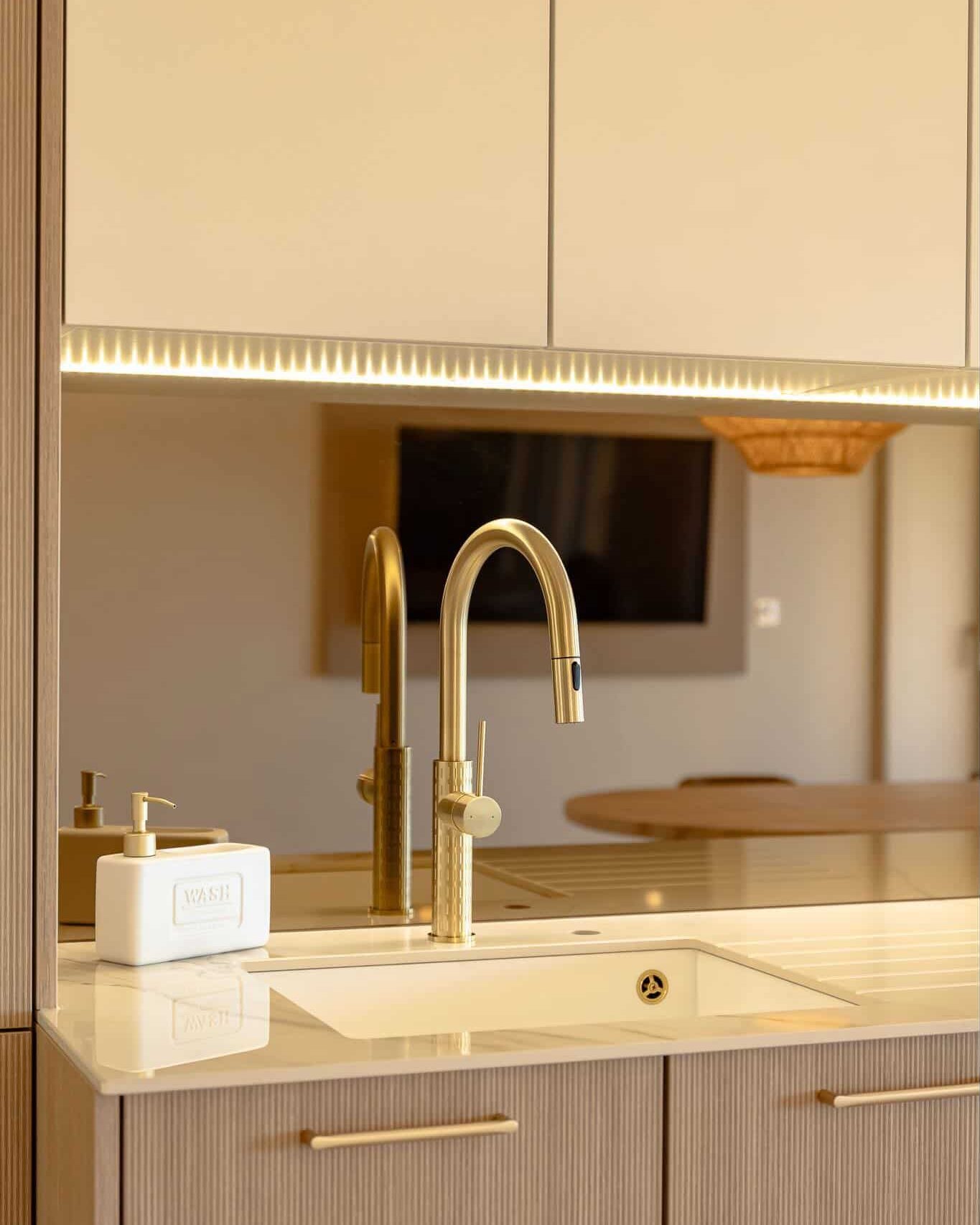 Une luminosité exceptionnelle pour une cuisine exceptionnelle ! 🪄  On adore l’association du bois clair et des détails dorés qui réchauffent l’ambiance, dans une pièce que l'on adorerait tous avoir 😍  Le détail qui fait la différence : le mitigeur Architek à douchette extractible, dont la finition or brossé capte magnifiquement la lumière naturelle 💛  On remercie énormément l'architecte at:ad_design_melaniefortoul et la photographe at:marionpautrat.photography pour cette sublime réalisation 😊  Envie de transformer votre cuisine en un espace aussi lumineux ? Découvrez toute notre collection sur notre site ! 💻  #democratikdesign #essebagno #robinetterie #kitcheninspiration #homedeco #faucet #mitigeur #housedecor