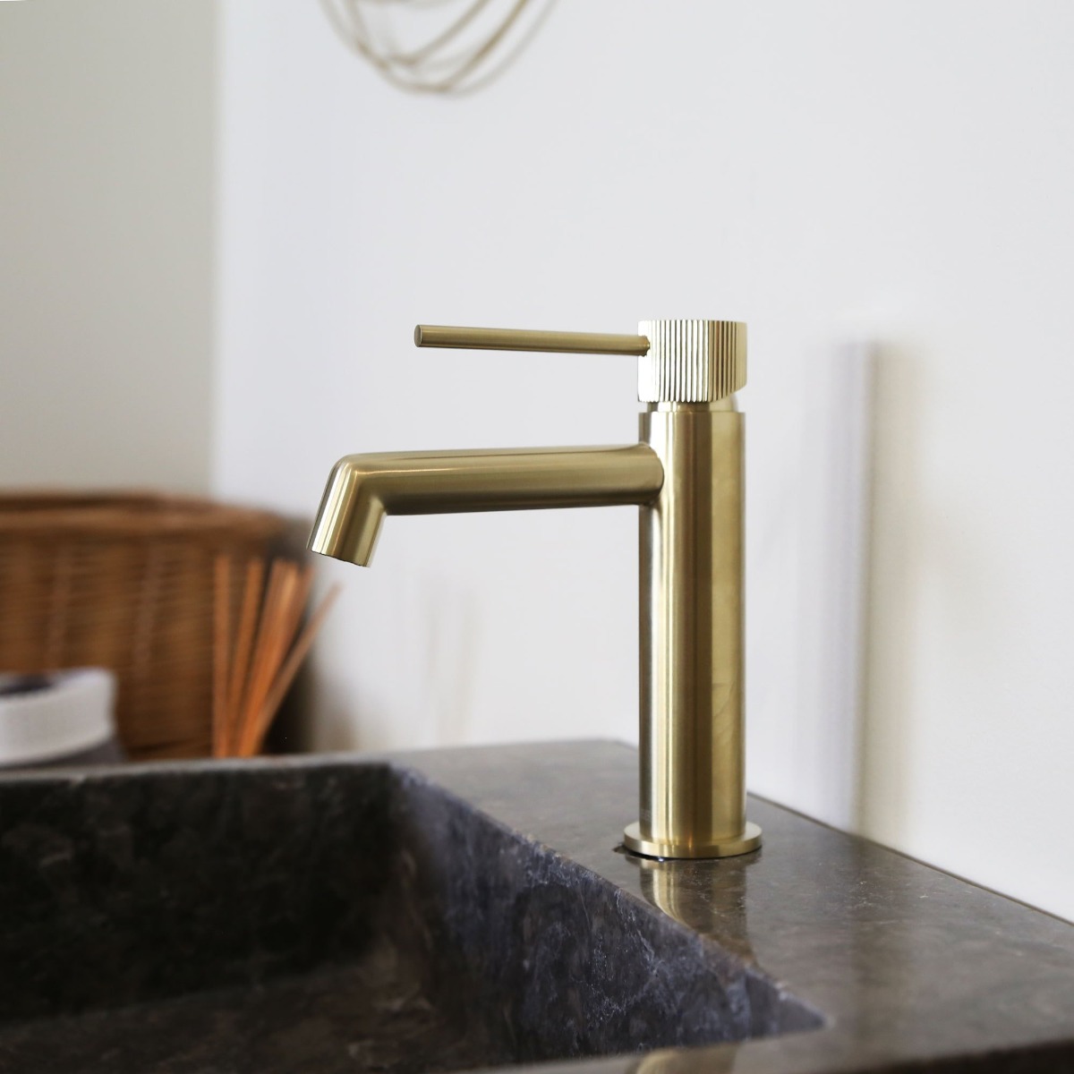 Faites place au petit nouveau, tout juste arrivé sur notre site, le "Esseline" ! 🆕  Avec sa superbe finition en or brossé, ce mitigeur de lavabo a tout pour devenir la future star de votre salle de bain, et ce, à prix mini ! ⭐  Disponible en version haute et basse, il aborde à la fois un look moderne et art déco, qui se démocratise de + en + de nos jours dans nos intérieurs🔥  Et pour fêter son arrivée, on vous offre une superbe réduction de près de 40% sur ce produit uniquement 🎁  Un conseil, n'attendez pas pour le commander 😉  #democratikdesign #essebagno #nouveauté #newproduct #Robinetterie #salledebain #bathroomdecor #bathroomdesign #mitigeur