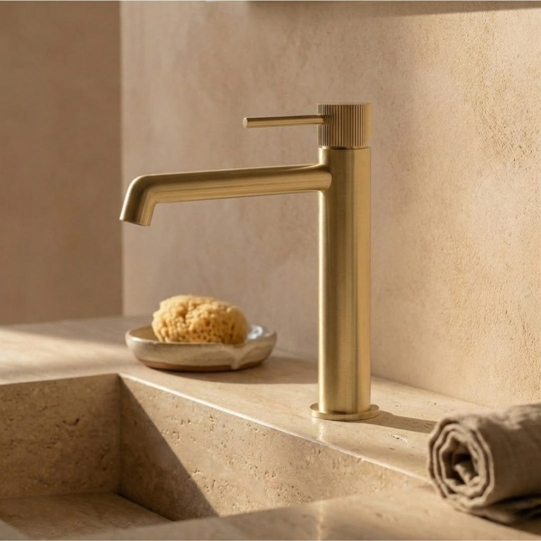 Faites place au petit nouveau, tout juste arrivé sur notre site, le "Esseline" ! 🆕  Avec sa superbe finition en or brossé, ce mitigeur de lavabo a tout pour devenir la future star de votre salle de bain, et ce, à prix mini ! ⭐  Disponible en version haute et basse, il aborde à la fois un look moderne et art déco, qui se démocratise de + en + de nos jours dans nos intérieurs🔥  Et pour fêter son arrivée, on vous offre une superbe réduction de près de 40% sur ce produit uniquement 🎁  Un conseil, n'attendez pas pour le commander 😉  #democratikdesign #essebagno #nouveauté #newproduct #Robinetterie #salledebain #bathroomdecor #bathroomdesign #mitigeur