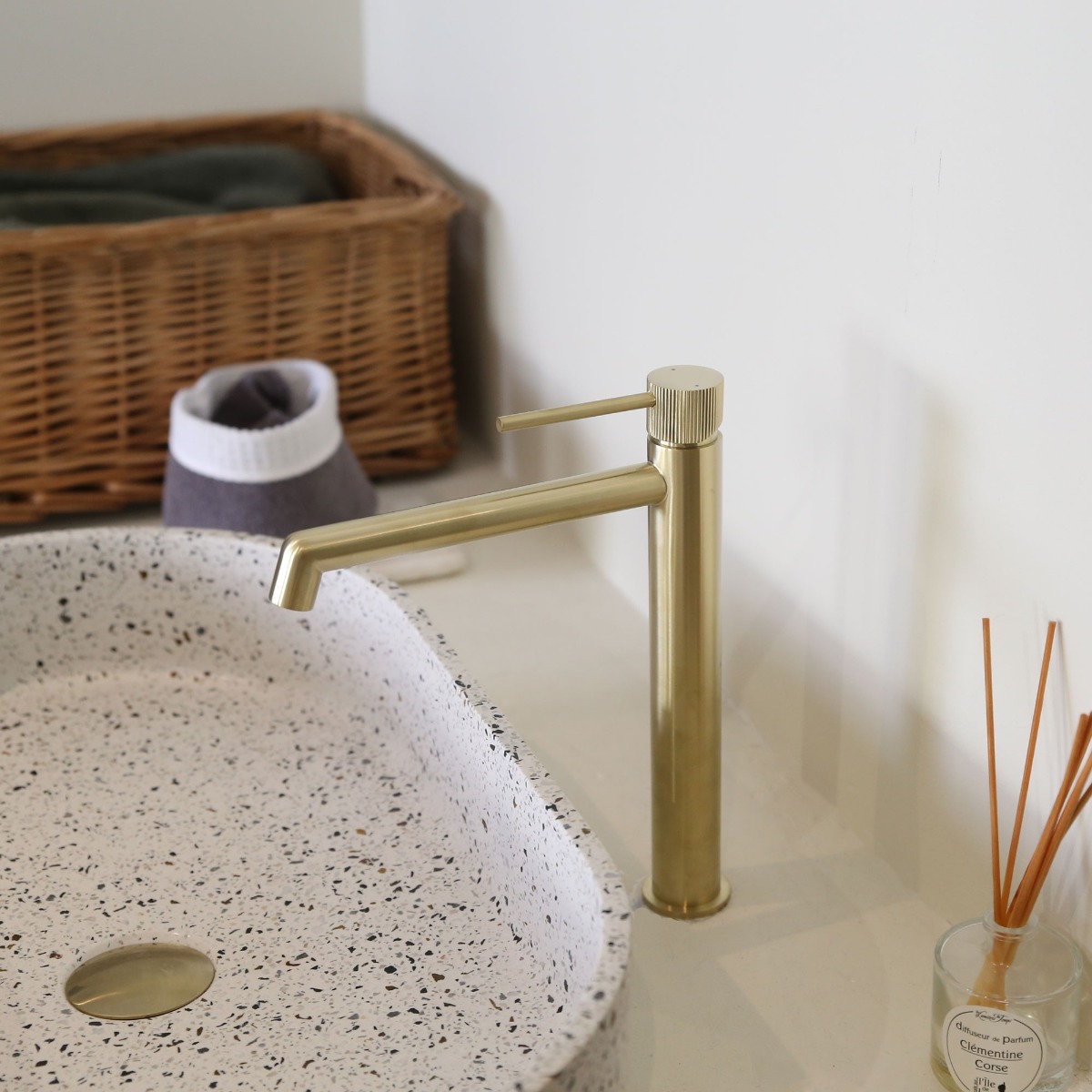 Faites place au petit nouveau, tout juste arrivé sur notre site, le "Esseline" ! 🆕  Avec sa superbe finition en or brossé, ce mitigeur de lavabo a tout pour devenir la future star de votre salle de bain, et ce, à prix mini ! ⭐  Disponible en version haute et basse, il aborde à la fois un look moderne et art déco, qui se démocratise de + en + de nos jours dans nos intérieurs🔥  Et pour fêter son arrivée, on vous offre une superbe réduction de près de 40% sur ce produit uniquement 🎁  Un conseil, n'attendez pas pour le commander 😉  #democratikdesign #essebagno #nouveauté #newproduct #Robinetterie #salledebain #bathroomdecor #bathroomdesign #mitigeur