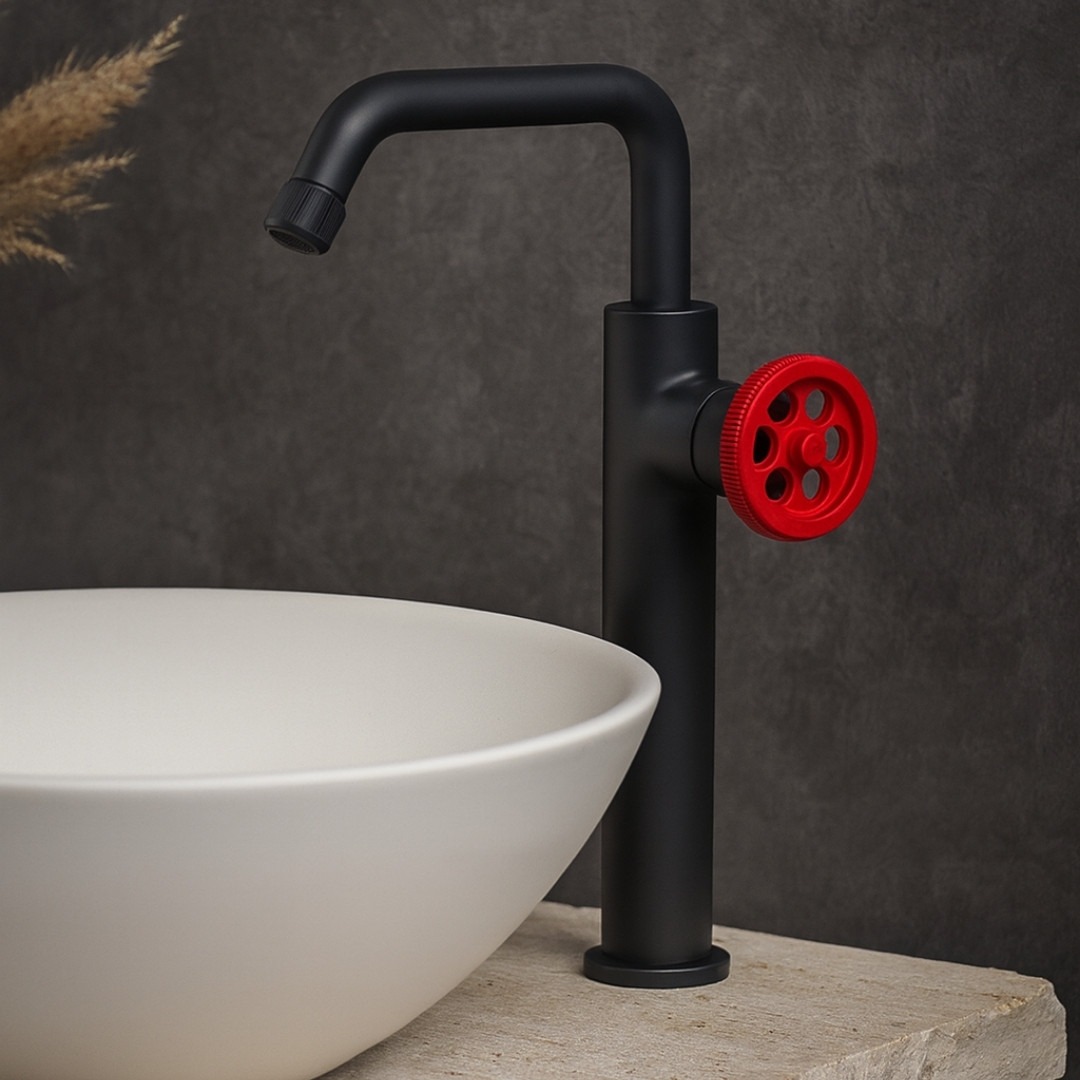 Adoptez un style industriel avec le mitigeur de lavabo Indus !  Disponible en pas moins de 6 couleurs et en version haute ou basse, ce mitigeur est un passe partout qui peut se marier avec de la déco moderne comme vintage 💎  Grâce à son kit de fixation facile sans outil, vous pourrez l'installer en 1 minute chrono, et en +, il est livré avec sa bonde de vidage assortie 😉  Plein de bonnes raisons qui font que nous l'adorons, et nous sommes sûrs que vous l'adorerez aussi 🥰  #essebagno #democratikdesign #robinetterie #vintage #vintagedeco #mitigeur #salledebain #bathroomdesign