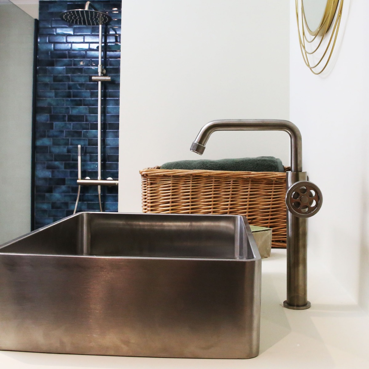 Adoptez un style industriel avec le mitigeur de lavabo Indus !  Disponible en pas moins de 6 couleurs et en version haute ou basse, ce mitigeur est un passe partout qui peut se marier avec de la déco moderne comme vintage 💎  Grâce à son kit de fixation facile sans outil, vous pourrez l'installer en 1 minute chrono, et en +, il est livré avec sa bonde de vidage assortie 😉  Plein de bonnes raisons qui font que nous l'adorons, et nous sommes sûrs que vous l'adorerez aussi 🥰  #essebagno #democratikdesign #robinetterie #vintage #vintagedeco #mitigeur #salledebain #bathroomdesign