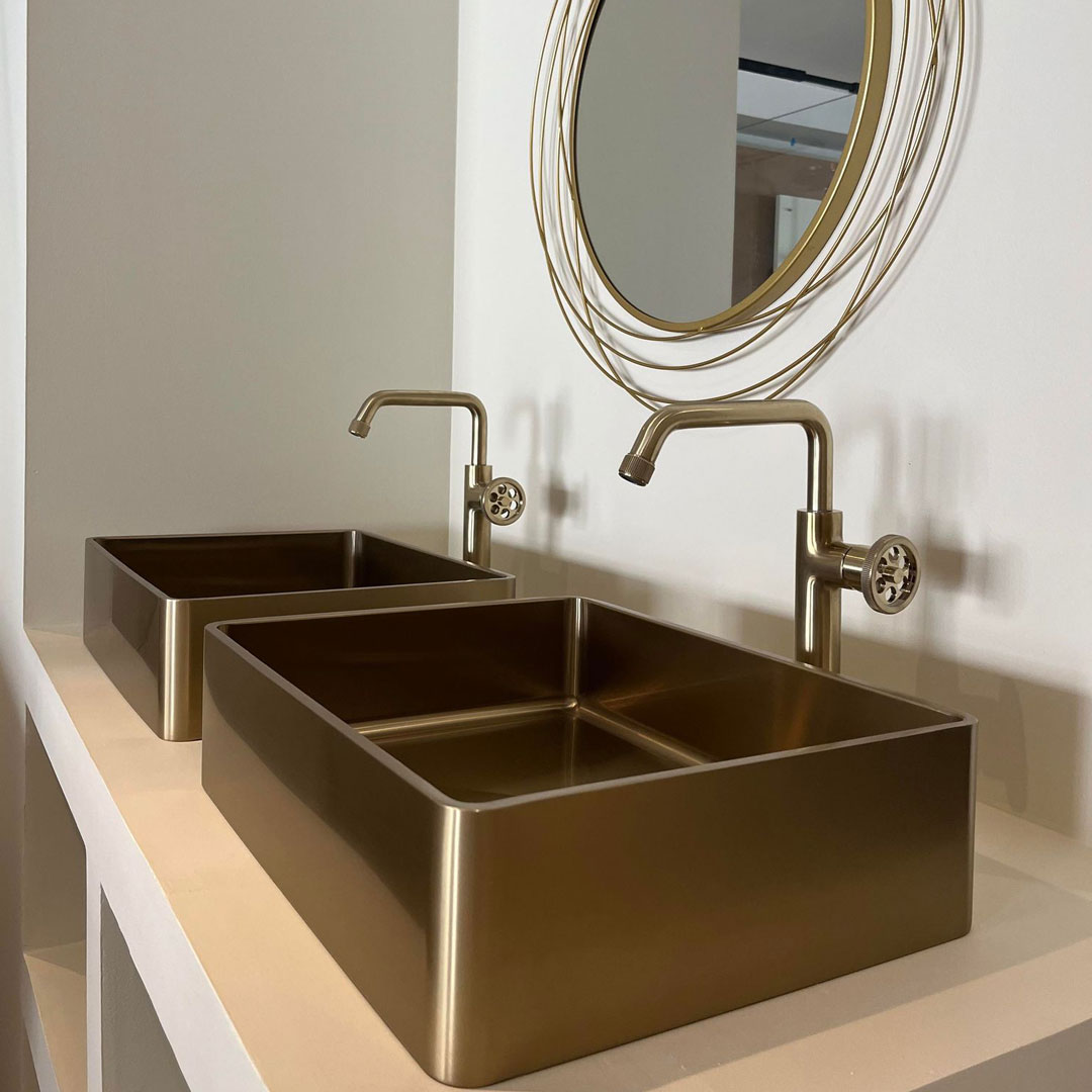 Adoptez un style industriel avec le mitigeur de lavabo Indus !  Disponible en pas moins de 6 couleurs et en version haute ou basse, ce mitigeur est un passe partout qui peut se marier avec de la déco moderne comme vintage 💎  Grâce à son kit de fixation facile sans outil, vous pourrez l'installer en 1 minute chrono, et en +, il est livré avec sa bonde de vidage assortie 😉  Plein de bonnes raisons qui font que nous l'adorons, et nous sommes sûrs que vous l'adorerez aussi 🥰  #essebagno #democratikdesign #robinetterie #vintage #vintagedeco #mitigeur #salledebain #bathroomdesign