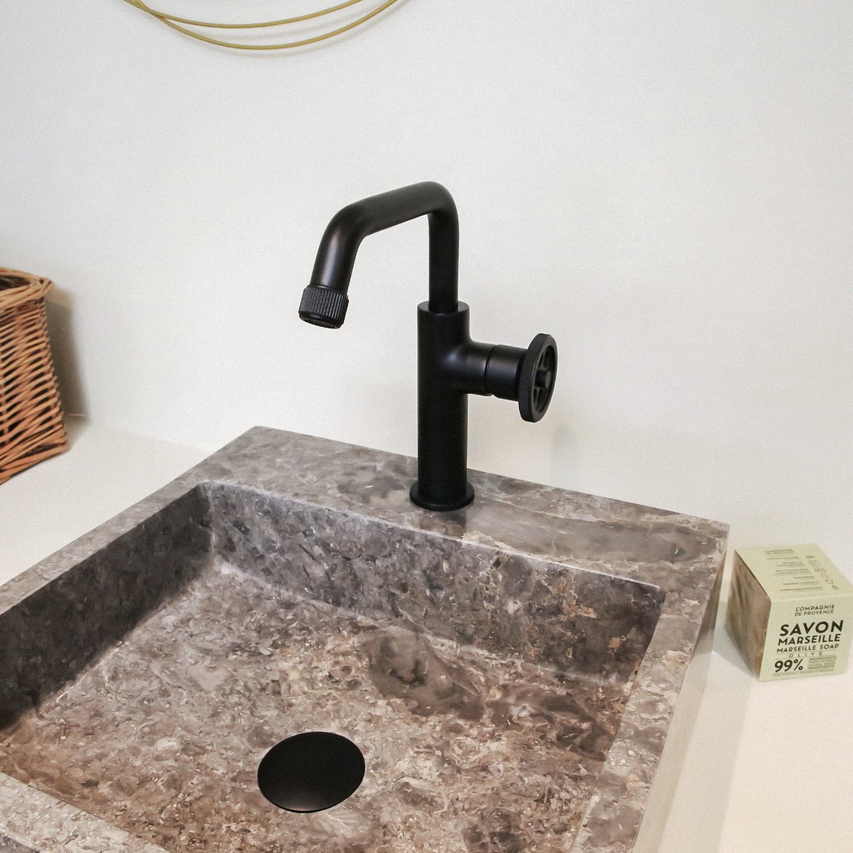 Adoptez un style industriel avec le mitigeur de lavabo Indus !  Disponible en pas moins de 6 couleurs et en version haute ou basse, ce mitigeur est un passe partout qui peut se marier avec de la déco moderne comme vintage 💎  Grâce à son kit de fixation facile sans outil, vous pourrez l'installer en 1 minute chrono, et en +, il est livré avec sa bonde de vidage assortie 😉  Plein de bonnes raisons qui font que nous l'adorons, et nous sommes sûrs que vous l'adorerez aussi 🥰  #essebagno #democratikdesign #robinetterie #vintage #vintagedeco #mitigeur #salledebain #bathroomdesign