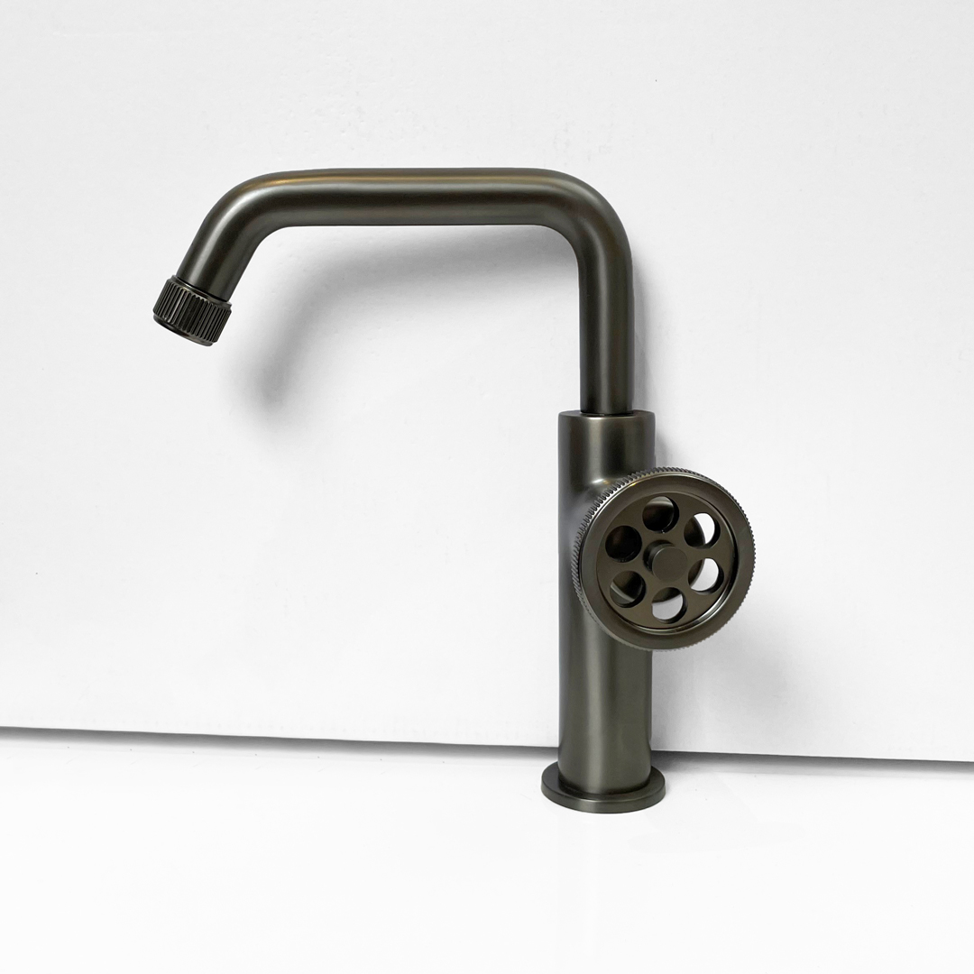 Adoptez un style industriel avec le mitigeur de lavabo Indus !  Disponible en pas moins de 6 couleurs et en version haute ou basse, ce mitigeur est un passe partout qui peut se marier avec de la déco moderne comme vintage 💎  Grâce à son kit de fixation facile sans outil, vous pourrez l'installer en 1 minute chrono, et en +, il est livré avec sa bonde de vidage assortie 😉  Plein de bonnes raisons qui font que nous l'adorons, et nous sommes sûrs que vous l'adorerez aussi 🥰  #essebagno #democratikdesign #robinetterie #vintage #vintagedeco #mitigeur #salledebain #bathroomdesign
