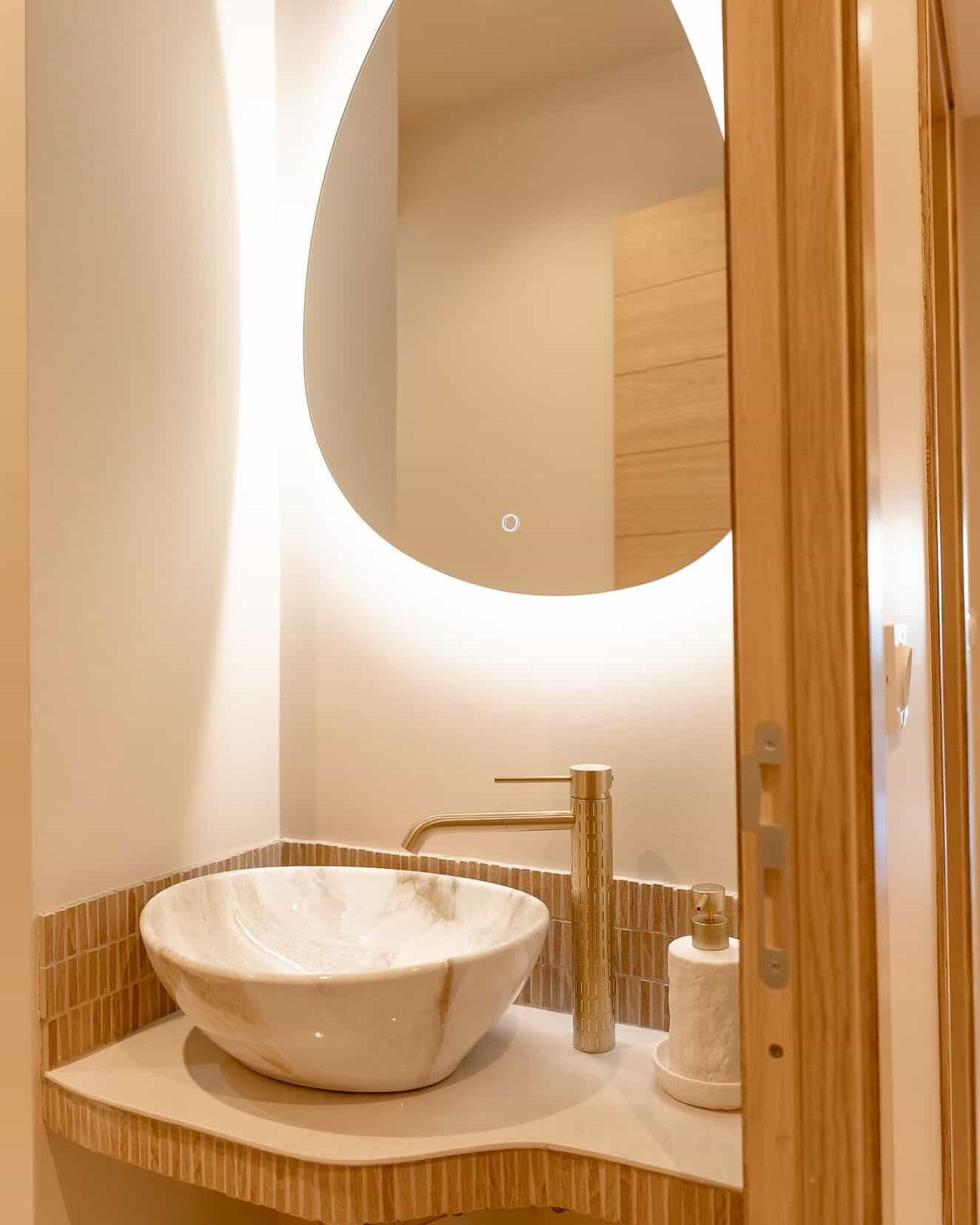 Place désormais à une nouvelle pièce pour cette sublime maison d'architecte !   Comme pour leurs autres pièces, at:ad_design_melaniefortoul et at:foresimmo ont misé sur une superbe luminosité pour les toilettes 💧  Toujours aussi design, la pièce joue avec les tons clairs du blanc, et avec l'or brossé de la robinetterie (et même de la brosse WC) ! 💛  Nous souhaitons remercier également at:marionpautrat.photography pour ce beau shooting photo d'une maison que l'on aime de + en + 🥰  Le mitigeur de lavabo, la brosse WC ainsi que le porte rouleau dorés sont à retrouver sur notre site 😁  #democratikdesign #essebagno #robinetterie #toilettes #toiletdecor #WC #wcdesign