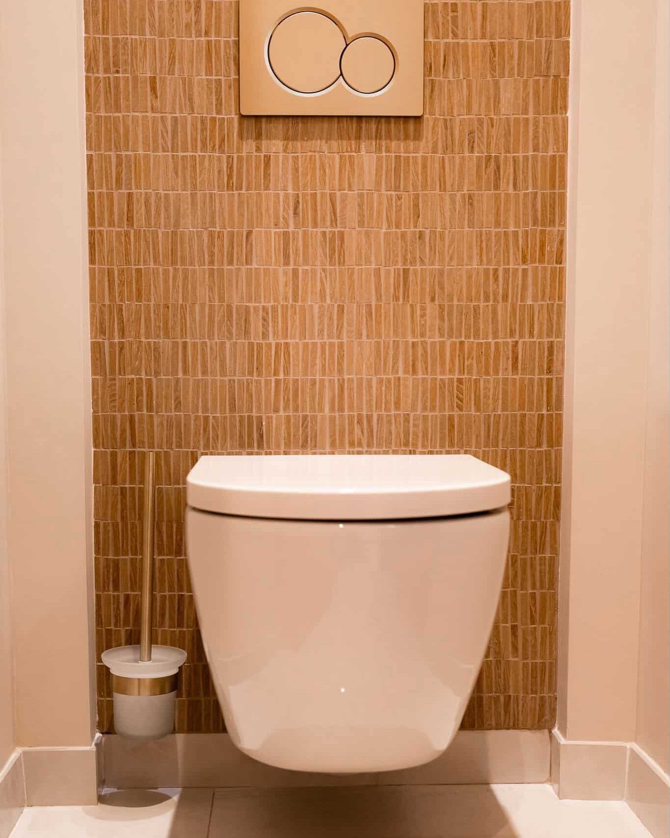 Place désormais à une nouvelle pièce pour cette sublime maison d'architecte !   Comme pour leurs autres pièces, at:ad_design_melaniefortoul et at:foresimmo ont misé sur une superbe luminosité pour les toilettes 💧  Toujours aussi design, la pièce joue avec les tons clairs du blanc, et avec l'or brossé de la robinetterie (et même de la brosse WC) ! 💛  Nous souhaitons remercier également at:marionpautrat.photography pour ce beau shooting photo d'une maison que l'on aime de + en + 🥰  Le mitigeur de lavabo, la brosse WC ainsi que le porte rouleau dorés sont à retrouver sur notre site 😁  #democratikdesign #essebagno #robinetterie #toilettes #toiletdecor #WC #wcdesign
