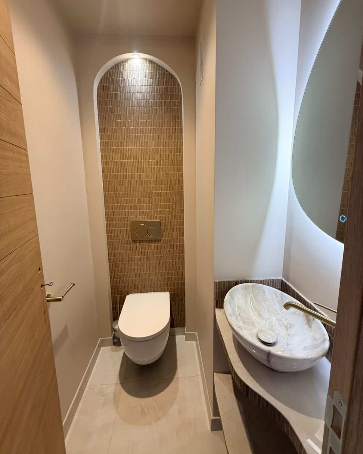 Place désormais à une nouvelle pièce pour cette sublime maison d'architecte !   Comme pour leurs autres pièces, at:ad_design_melaniefortoul et at:foresimmo ont misé sur une superbe luminosité pour les toilettes 💧  Toujours aussi design, la pièce joue avec les tons clairs du blanc, et avec l'or brossé de la robinetterie (et même de la brosse WC) ! 💛  Nous souhaitons remercier également at:marionpautrat.photography pour ce beau shooting photo d'une maison que l'on aime de + en + 🥰  Le mitigeur de lavabo, la brosse WC ainsi que le porte rouleau dorés sont à retrouver sur notre site 😁  #democratikdesign #essebagno #robinetterie #toilettes #toiletdecor #WC #wcdesign