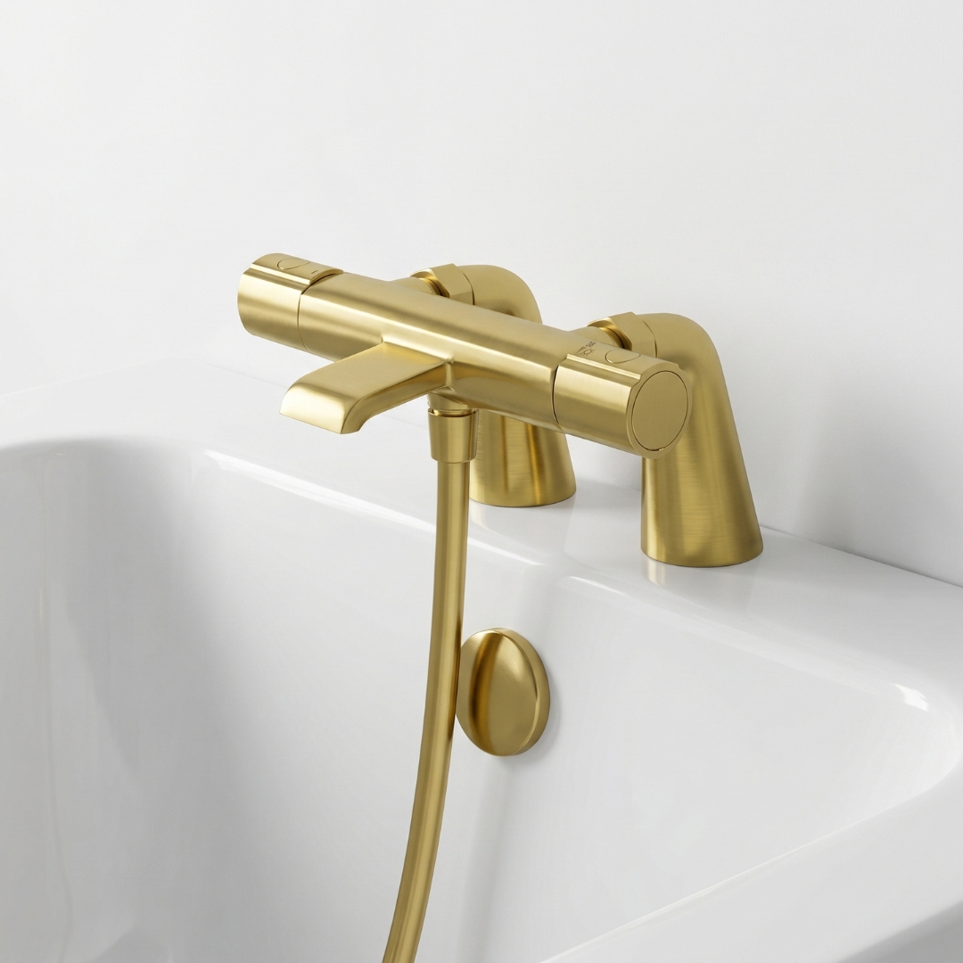 Qui a dit que les colonnettes n'étaient pas design ? 🤔  Voici nos colonnette en version or brossé, la solution pour ceux qui n'ont pas d'arrivée d'eau murale ! 😎  Elles permettent d'adapter facilement son mitigeur de bain ou de douche facilement à son installation existante 🛠️  Et en +, elles sont disponibles en 4 couleurs sur notre site, pour s'adapter à tous les styles de salles de bain : cuivre brossé, noir, gris gun métal (anthracite) et donc or brossé ! 🌈  #democratikdesign #essebagno #Bathroom #colonnette #robinetterie #homedeco #salledebain