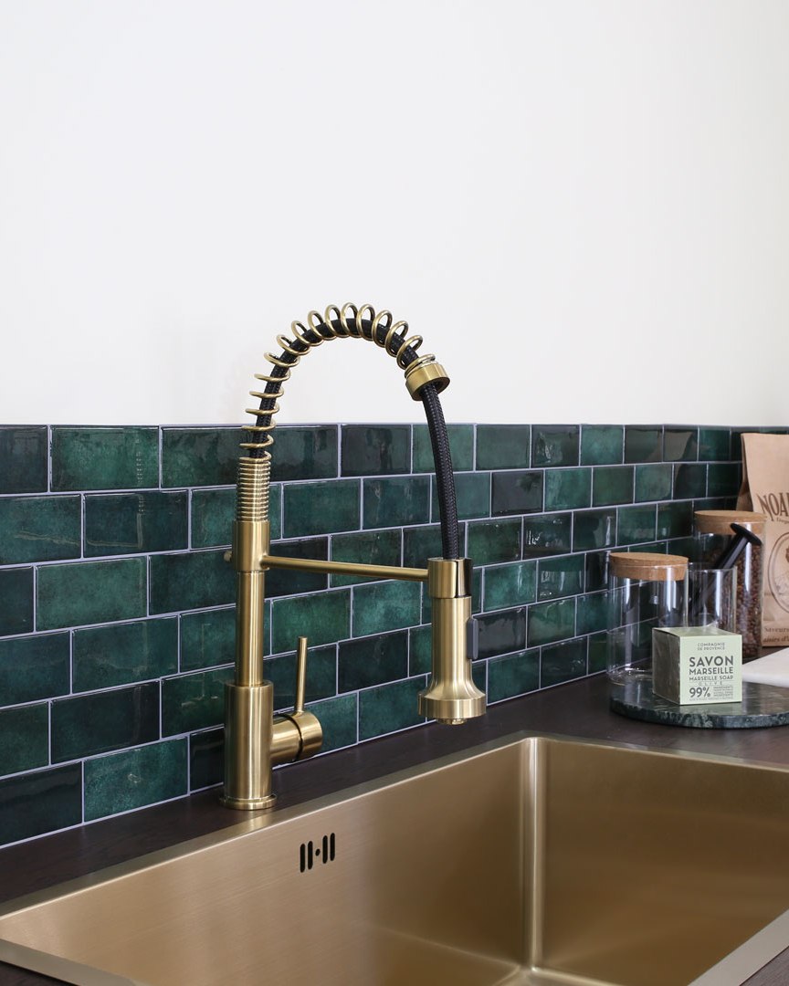 Notre gamme "Plimo" comme vous ne l'avez jamais vue auparavant ! 😮  Mise en lumière dans divers décors de cuisine, notre mitigeur rayonne par sa pluralité de couleurs (6 au total) qui permettent de s'adapter à tous les styles 🌈  Installé en 1 minute chrono, ce mitigeur possède une douchette mobile ultra pratique  qui transformera le nettoyage de votre évier et de vos aliments en un jeu d'enfant !  Vous pouvez bien entendu retrouver ces mitigeurs, ainsi que les éviers de ces photos, sur notre site 💻   #essebagno #democratikdesign #robinetterie #mitigeur #évier #sink #faucet #kitcheninterior #kitchenstyle #decocuisine