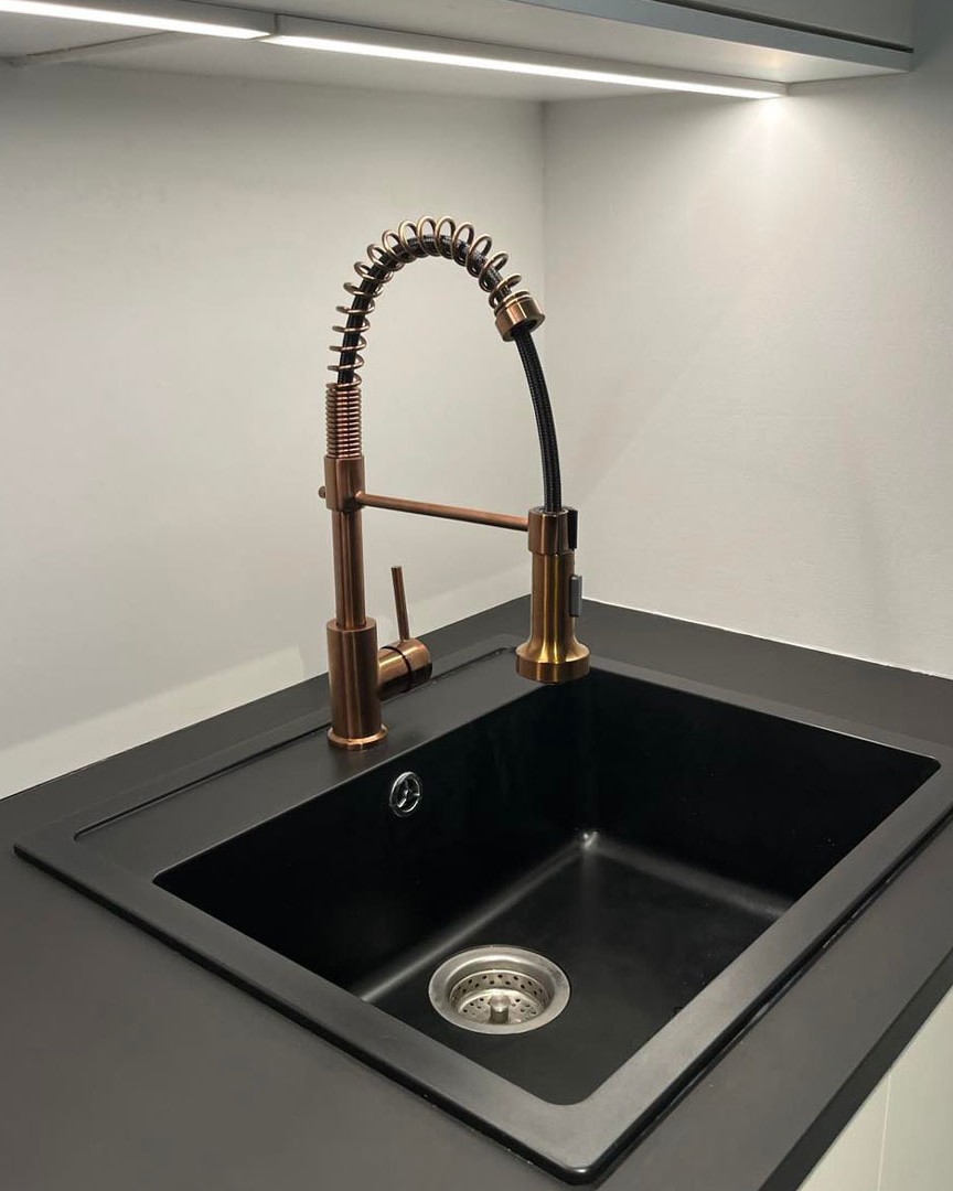 Notre gamme "Plimo" comme vous ne l'avez jamais vue auparavant ! 😮  Mise en lumière dans divers décors de cuisine, notre mitigeur rayonne par sa pluralité de couleurs (6 au total) qui permettent de s'adapter à tous les styles 🌈  Installé en 1 minute chrono, ce mitigeur possède une douchette mobile ultra pratique  qui transformera le nettoyage de votre évier et de vos aliments en un jeu d'enfant !  Vous pouvez bien entendu retrouver ces mitigeurs, ainsi que les éviers de ces photos, sur notre site 💻   #essebagno #democratikdesign #robinetterie #mitigeur #évier #sink #faucet #kitcheninterior #kitchenstyle #decocuisine