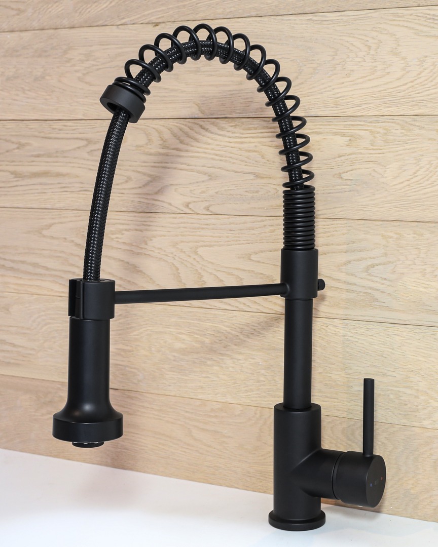 Notre gamme "Plimo" comme vous ne l'avez jamais vue auparavant ! 😮  Mise en lumière dans divers décors de cuisine, notre mitigeur rayonne par sa pluralité de couleurs (6 au total) qui permettent de s'adapter à tous les styles 🌈  Installé en 1 minute chrono, ce mitigeur possède une douchette mobile ultra pratique  qui transformera le nettoyage de votre évier et de vos aliments en un jeu d'enfant !  Vous pouvez bien entendu retrouver ces mitigeurs, ainsi que les éviers de ces photos, sur notre site 💻   #essebagno #democratikdesign #robinetterie #mitigeur #évier #sink #faucet #kitcheninterior #kitchenstyle #decocuisine