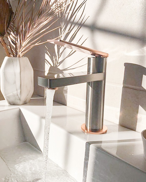 Remise au goût du jour, la gamme de mitigeurs de lavabo Allure resplendit de tout son éclat pour tous les types de salles de bain ! 🌟  Grâce à sa diversité de couleurs (6 à ce jour), chaque mitigeur est fait pour s'adapter à chaque environnement de salle de bain, en passant par la modernité, la nature ou encore le vintage 🌈  Et en + de ces photos, la gamme existe aussi en version haute pour vous offrir de nouvelles opportunités de déco ! 😍  #democratikdesign #essebagno #robinetterie #lavabo #salledebainderêve #bathroomdecor #bathroomremodel