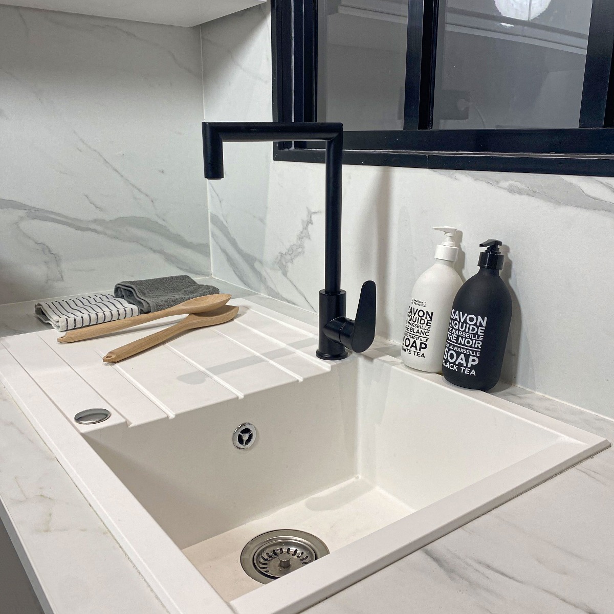 Avec ses couleurs et ses formes vues nulle part ailleurs, le mitigeur "Fangolo" s'installera facilement dans votre cuisine grâce à son système d'installation sans outil en 2 minutes chrono !⌚  Equipé d'un aérateur anticalcaire idéal pour le nettoyage, il possède aussi un système d'économie d'eau qui vous fera épargner à la fois de l'eau et de l'argent sur votre facture 💧💰  Vous pouvez le retrouver sous ses 5 couleurs sur notre site 💻  #essebagno #democratikdesign #sink #cuisine #kitchenstyle #kitcheninterior
