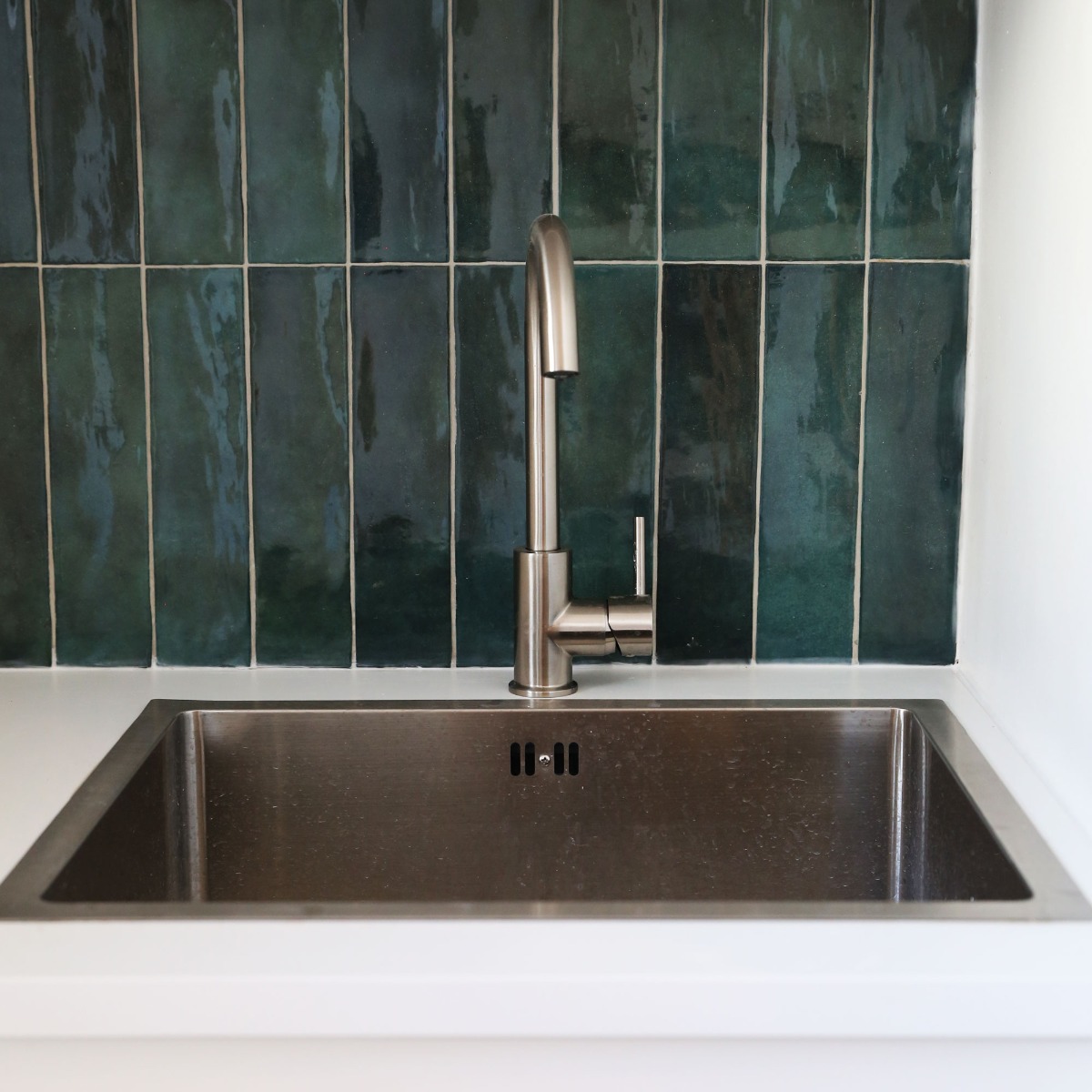 L'un de nos robinets de cuisine les + mythiques : Voici le Kiwo au look rétro et élégant 😎  Disposant d'un aérateur anticalcaire et d'un aérateur à économie d'eau, ce mitigeur est à la fois design et très pratique !  Livré avec son kit de fixation facile sans outil, vous pourrez l'installer en 2 minutes chrono⌚  Enfin, sa palette de couleurs lui permet de s'associer à tous types de cuisine et d'éviers 🌈  Retrouvez ce produit directement sur notre site web en bio 💻