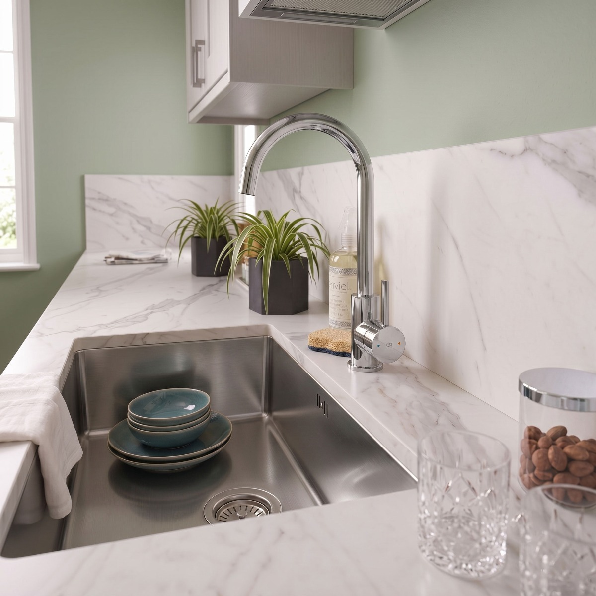 L'un de nos robinets de cuisine les + mythiques : Voici le Kiwo au look rétro et élégant 😎  Disposant d'un aérateur anticalcaire et d'un aérateur à économie d'eau, ce mitigeur est à la fois design et très pratique !  Livré avec son kit de fixation facile sans outil, vous pourrez l'installer en 2 minutes chrono⌚  Enfin, sa palette de couleurs lui permet de s'associer à tous types de cuisine et d'éviers 🌈  Retrouvez ce produit directement sur notre site web en bio 💻
