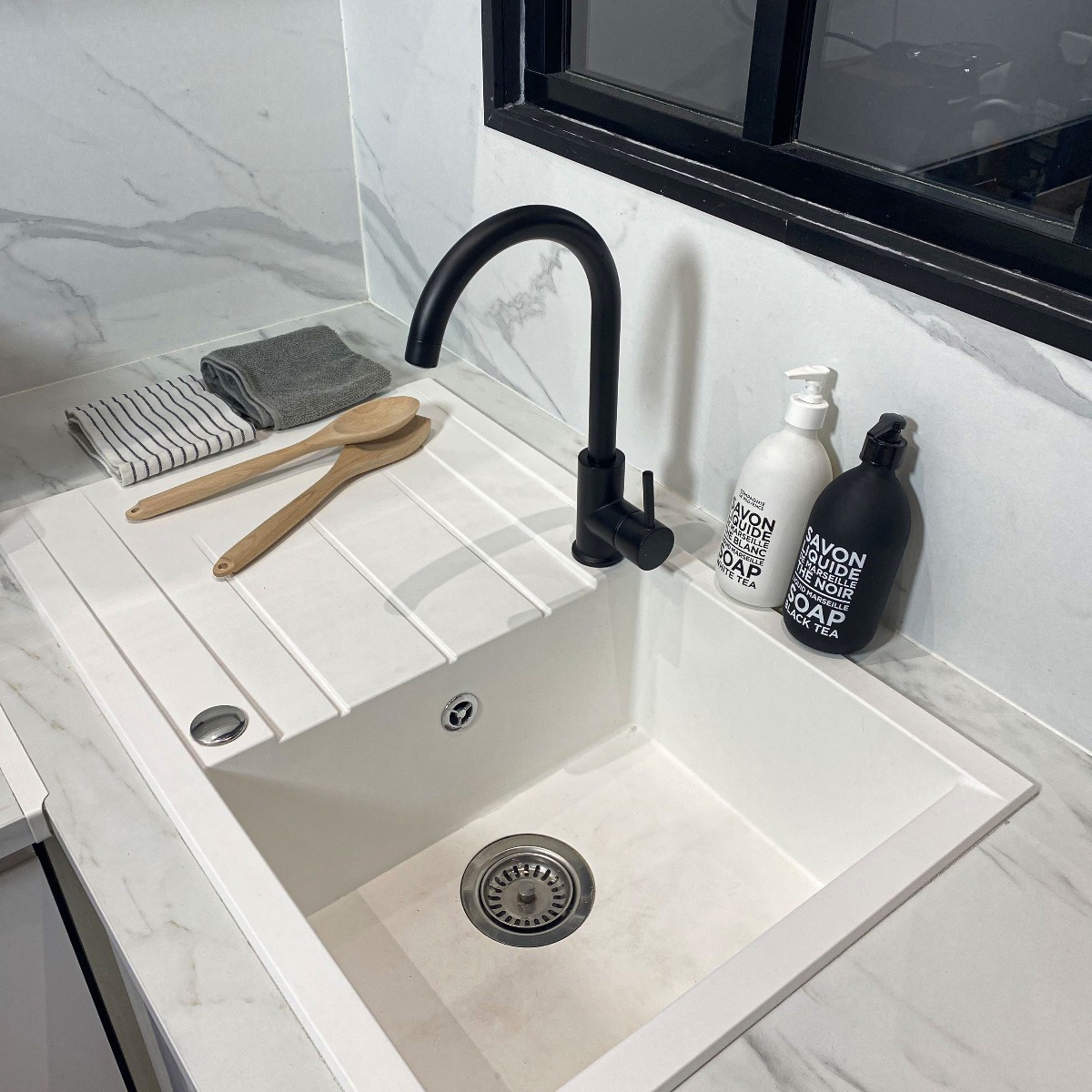 L'un de nos robinets de cuisine les + mythiques : Voici le Kiwo au look rétro et élégant 😎  Disposant d'un aérateur anticalcaire et d'un aérateur à économie d'eau, ce mitigeur est à la fois design et très pratique !  Livré avec son kit de fixation facile sans outil, vous pourrez l'installer en 2 minutes chrono⌚  Enfin, sa palette de couleurs lui permet de s'associer à tous types de cuisine et d'éviers 🌈  Retrouvez ce produit directement sur notre site web en bio 💻