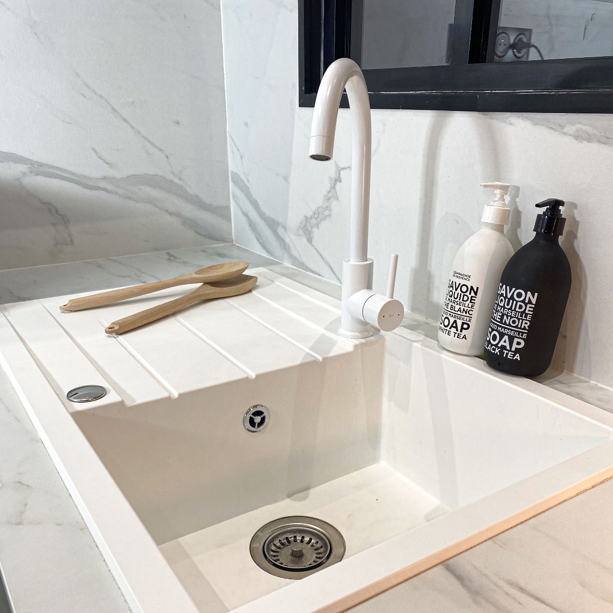 L'un de nos robinets de cuisine les + mythiques : Voici le Kiwo au look rétro et élégant 😎  Disposant d'un aérateur anticalcaire et d'un aérateur à économie d'eau, ce mitigeur est à la fois design et très pratique !  Livré avec son kit de fixation facile sans outil, vous pourrez l'installer en 2 minutes chrono⌚  Enfin, sa palette de couleurs lui permet de s'associer à tous types de cuisine et d'éviers 🌈  Retrouvez ce produit directement sur notre site web en bio 💻