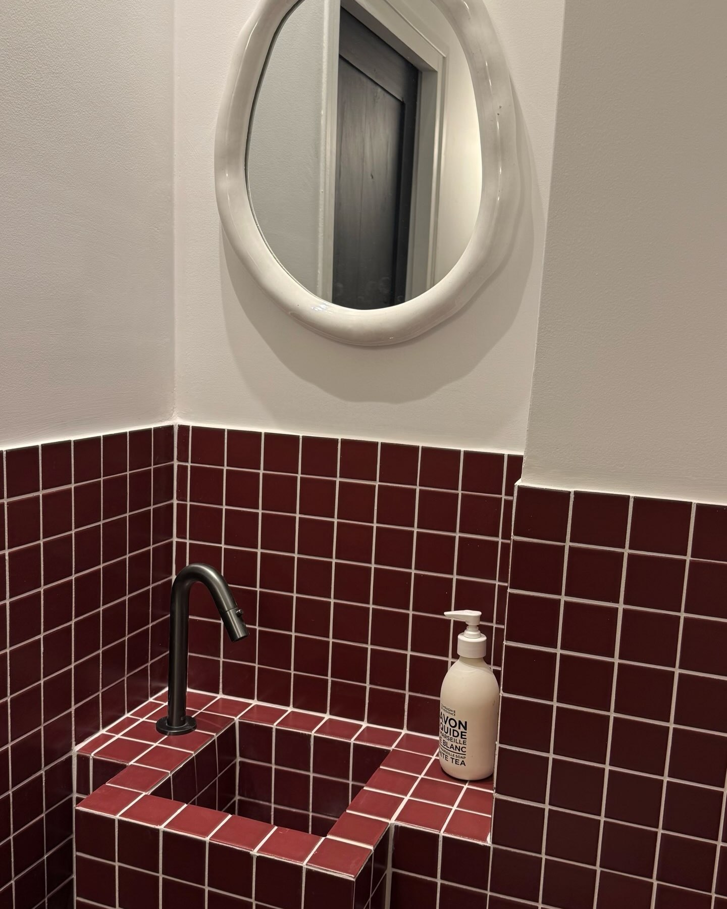 at:paolacci_studio_design nous présente son dernier projet de rénovation de maison !  Le moins qu'on puisse dire, c'est qu'on  est subjugués par cette réalisation à la fois originale et très bien pensée 🔥  Cet espace de lave-mains est sublime, grâce à cette association entre le blanc, le noir et les carreaux grenats 🌈  Le robinet lave-mains "Indus" est à retrouver directement sur notre site, avec 4 coloris disponibles 💻
