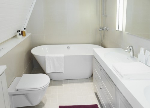 solution de rangement petite salle de bains avec toilettes