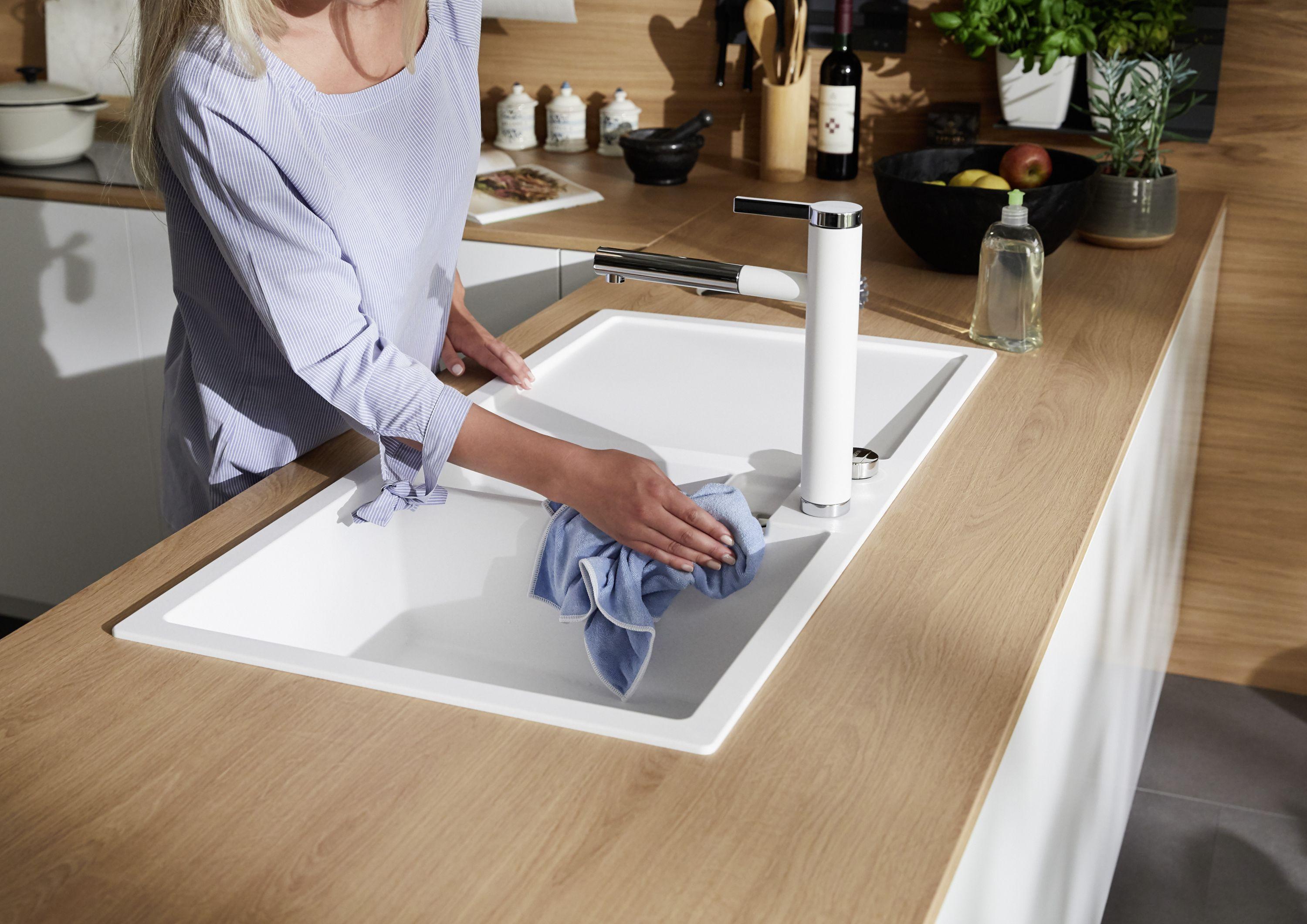 S&eacute;chage d'un &eacute;vier blanc en r&eacute;sine avec un chiffon doux