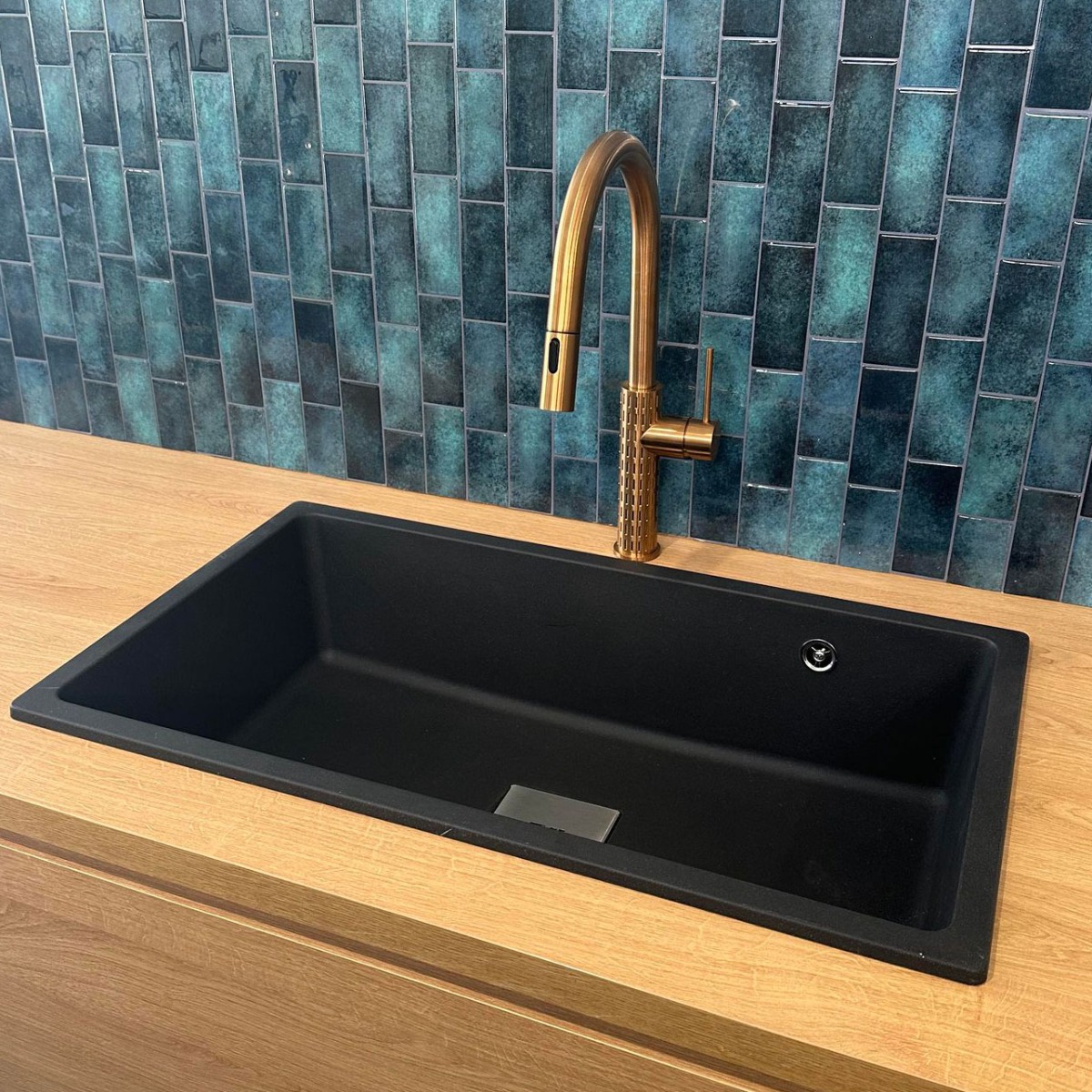 &eacute;vier en r&eacute;sine couleur noire