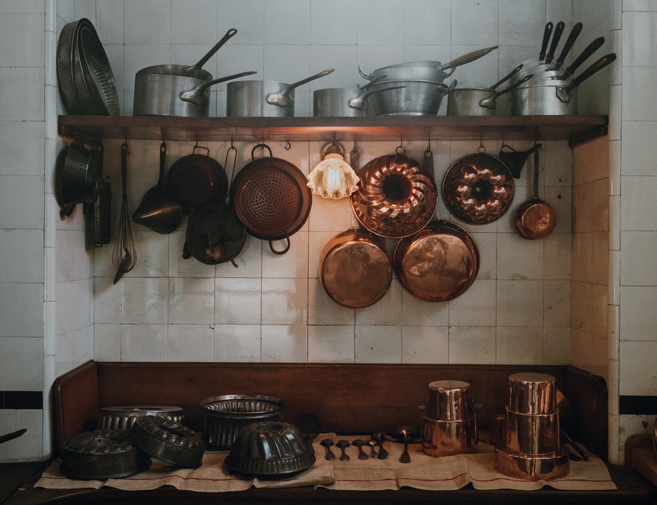 Ustensiles de cuisine anciens pour cuisiner dans la cheminée